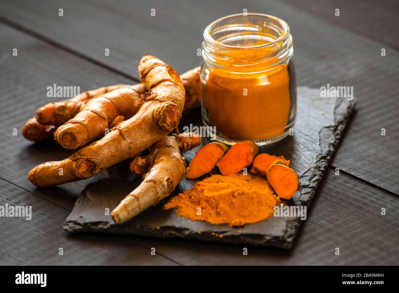 Poudre d'épices curcumerique. Photo concept épices Banque D'Images