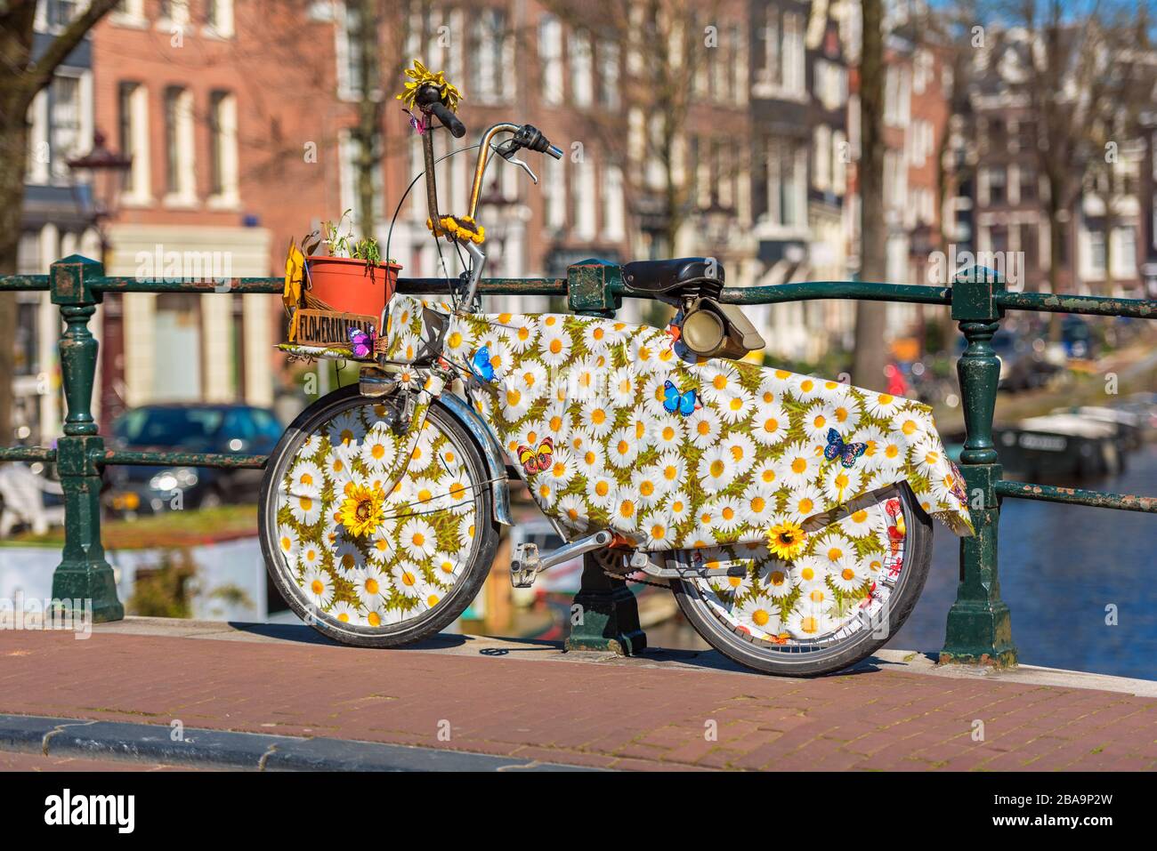 Vélo décoré sur le pont à Amsterdam, Pays-Bas Banque D'Images