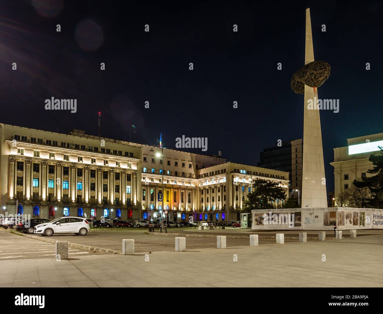 Bucarest/Roumanie – 03.21.2020: Photo nocturne du Mémorial de la renaissance et du Ministère des affaires intérieures situé sur l'avenue de la Victoire (calea Victoriei) i Banque D'Images