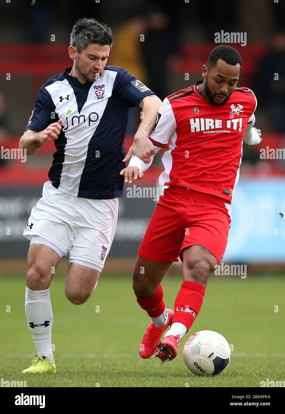 Ashley Hemmings de Kidderminster Harriers et Paddy McLaughlin de York City se battent pour le ballon Banque D'Images