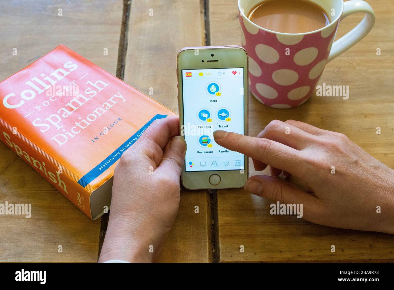 Coronavirus lockment covid19 Royaume-Uni auto isolation à la maison apprendre une nouvelle langue avec l'application Duolingo Banque D'Images