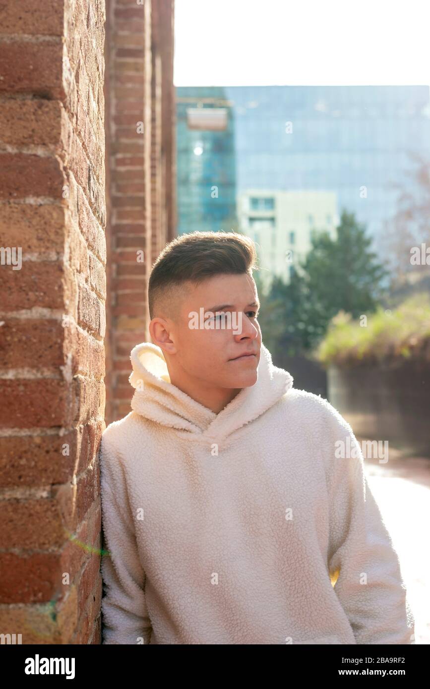 Portrait de jeune homme avec des mains sur la poche penchant sur le mur à l'extérieur Banque D'Images