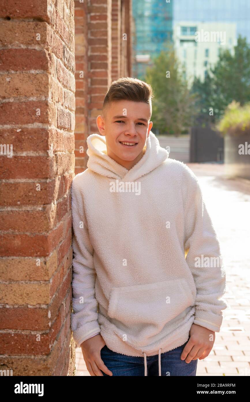 Portrait de jeune homme avec des mains sur la poche penchant sur le mur à l'extérieur Banque D'Images