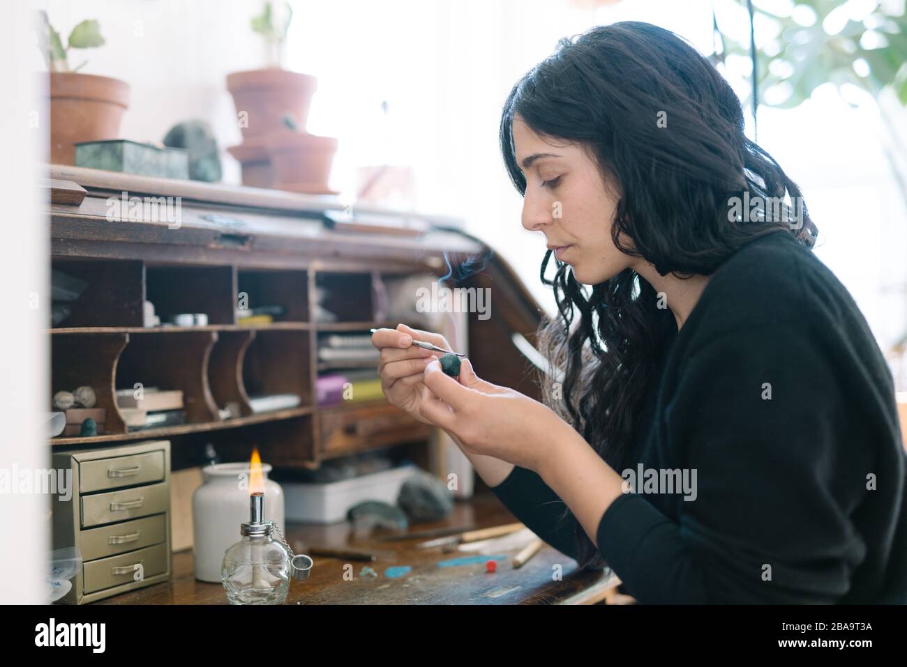 Portrait d'une femme de joaillier travaillant au studio à domicile avec de petits outils Banque D'Images