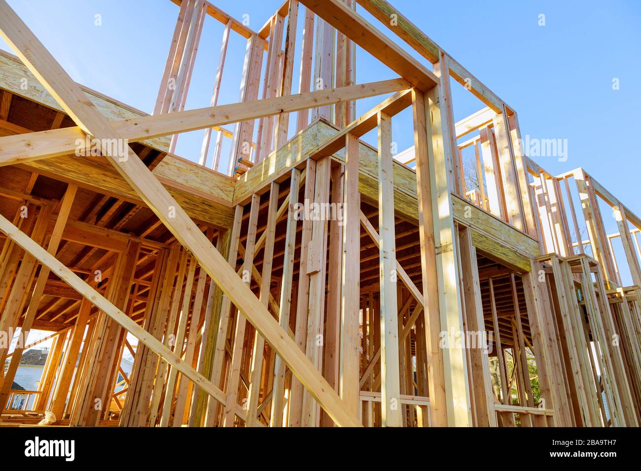 Nouvelle construction de maison construction de pans de l'ossature contre un ciel bleu Banque D'Images