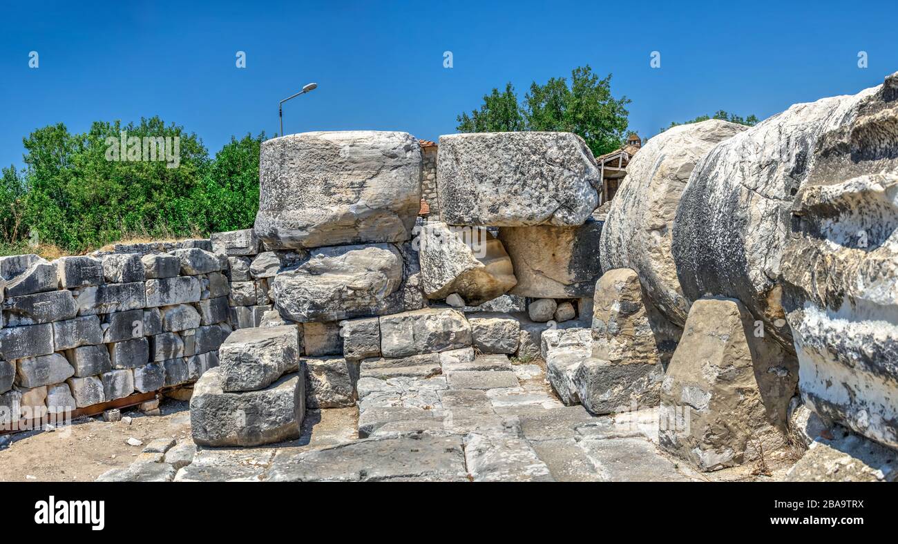 Les tambours de colonne sont tombés par un tremblement de terre, Temple d'Apollon, Didyma, Turquie, lors d'une journée d'été ensoleillée Banque D'Images