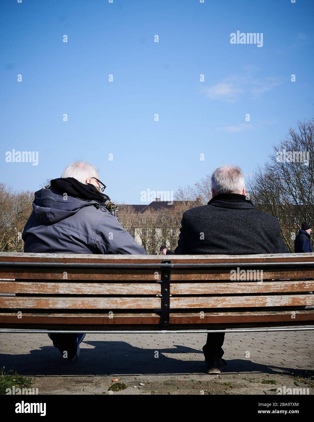 Berlin, Allemagne. 26 mars 2020. Sur le pont Carl-Zuckmayer à l'hôtel de ville de Schöneberg, deux vieux messieurs lisent le journal jeudi après-midi. Le virus corona est très dangereux, surtout pour les hommes plus âgés. Néanmoins, les Berliners veulent profiter du soleil. Crédit: Annette Riedl/dpa/Alay Live News Banque D'Images