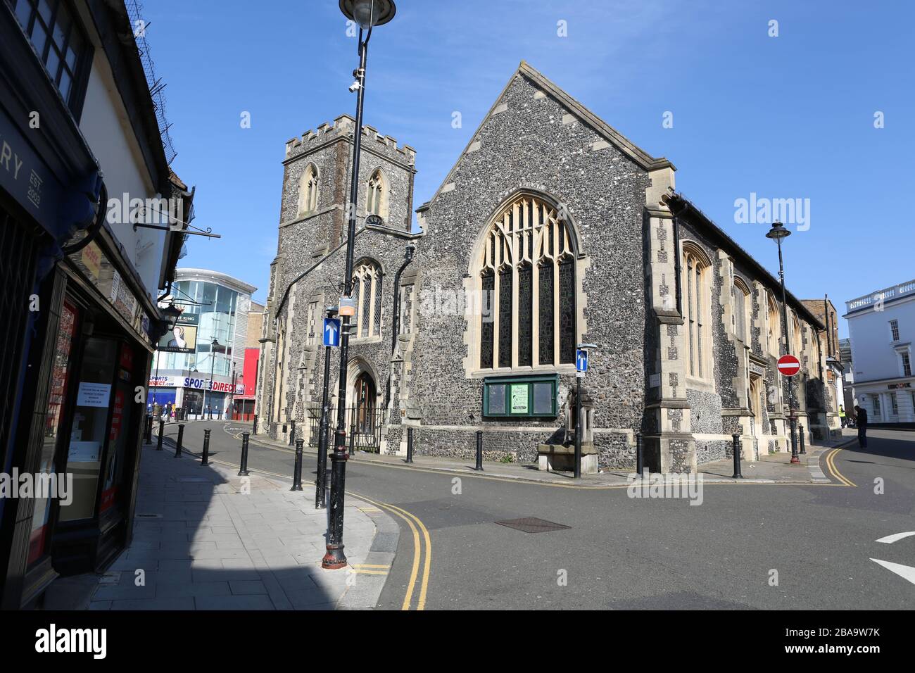 Covid 19 , Londres sur le verrouillage . Le Royaume-Uni est devenu le pays le plus récent pour maintenir sa population en place. Les gens n'écoutaient pas les conseils du gouvernement . Et après un week-end de soleil s'est réuni dans les parcs et a montré le mécontentement pour les directives de distanciation sociale du pays, le premier ministre Boris Johnson a introduit un état de verrouillage . .les nouvelles mesures signifient qu'il suit des régions de Chine, d'Italie, d'Espagne et d'autres pays autour du monde .les gens ne devraient sortir que pour quatre raisons spécifiques de magasiner pour la nourriture, l'exercice , médical ou le travail ... Banque D'Images