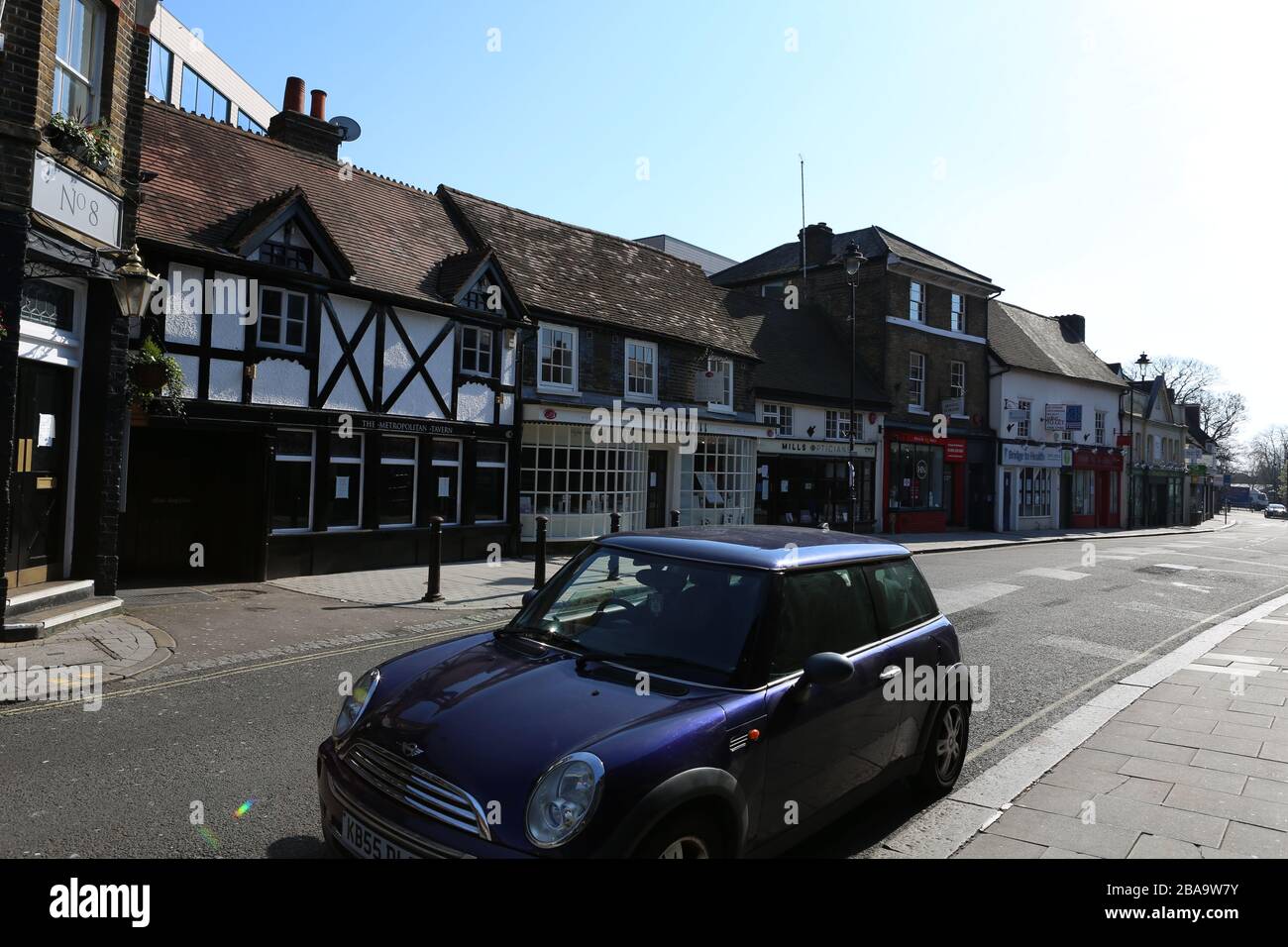 Covid 19 , Londres sur le verrouillage . Le Royaume-Uni est devenu le pays le plus récent pour maintenir sa population en place. Les gens n'écoutaient pas les conseils du gouvernement . Et après un week-end de soleil s'est réuni dans les parcs et a montré le mécontentement pour les directives de distanciation sociale du pays, le premier ministre Boris Johnson a introduit un état de verrouillage . .les nouvelles mesures signifient qu'il suit des régions de Chine, d'Italie, d'Espagne et d'autres pays autour du monde .les gens ne devraient sortir que pour quatre raisons spécifiques de magasiner pour la nourriture, l'exercice , médical ou le travail ... Banque D'Images