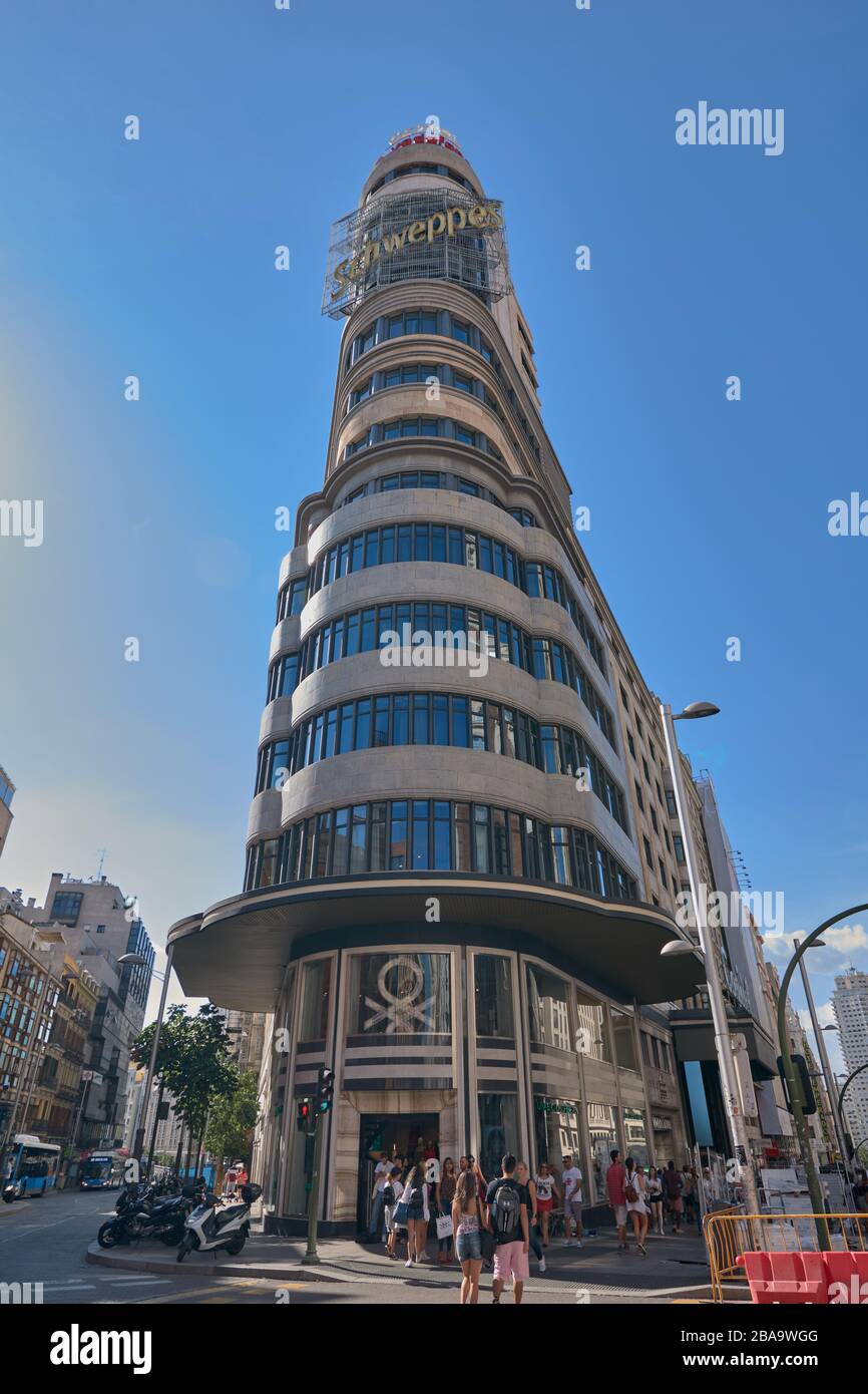 Gran via, Madrid, Espagne; 16 septembre 2018: Image d'un bâtiment typique de la rue Gran via dans le centre de Madrid avec des gens qui marchent autour et à proximité Banque D'Images