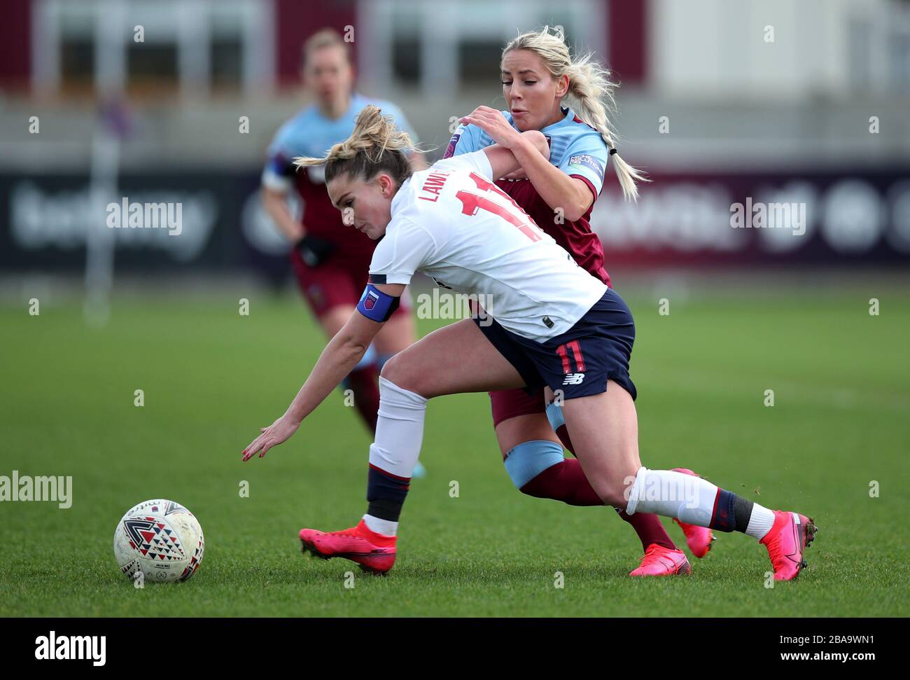 La Melissa Lawley de Liverpool accueille Adriana Leon, de West Ham United, lors du match de la Super League féminine de FA au stade Rush Green. Banque D'Images