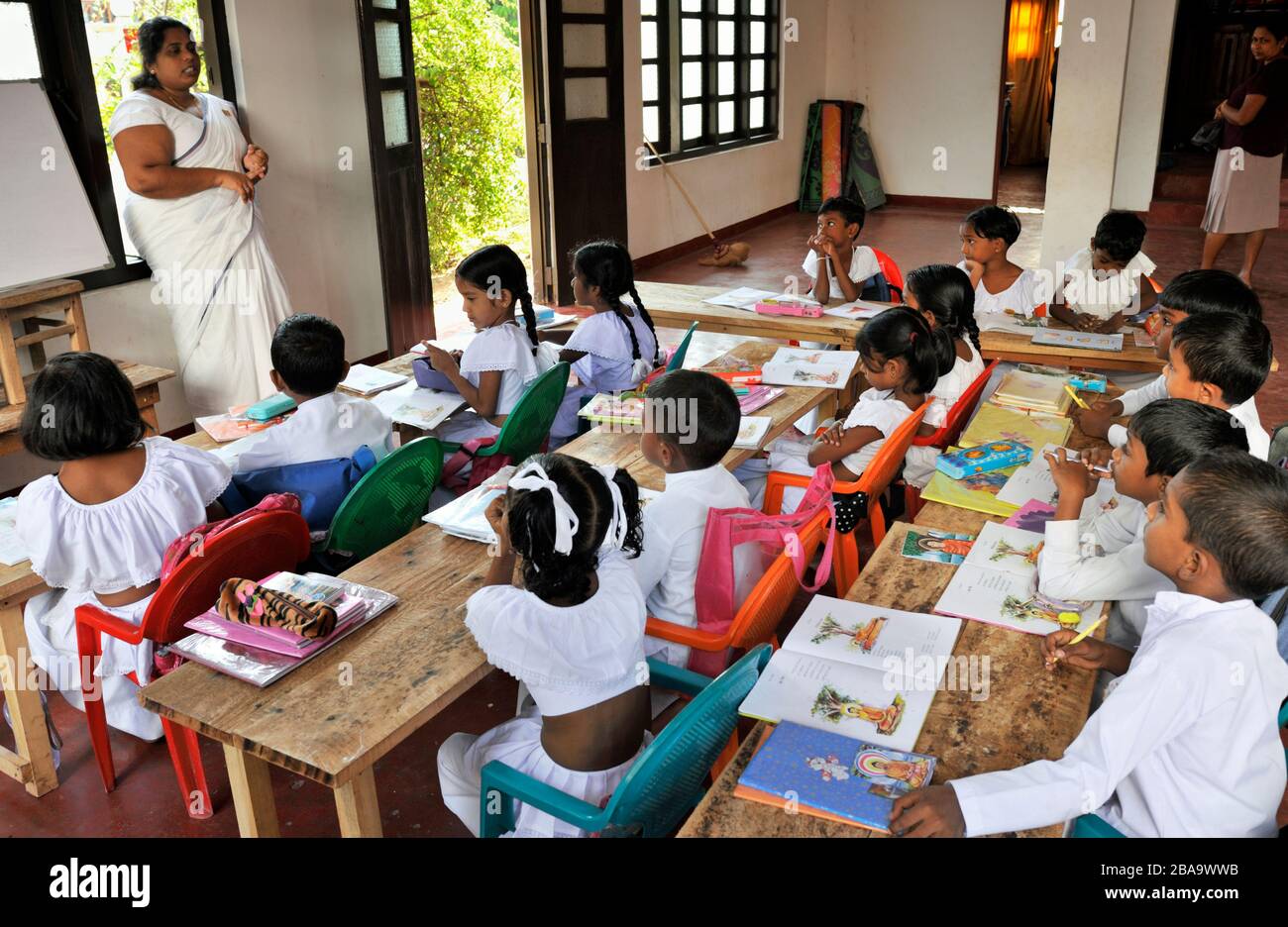 Sri Lanka, Mirissa, temple bouddhiste Dhammikagiri Viharaya, école bouddhiste du dimanche Banque D'Images