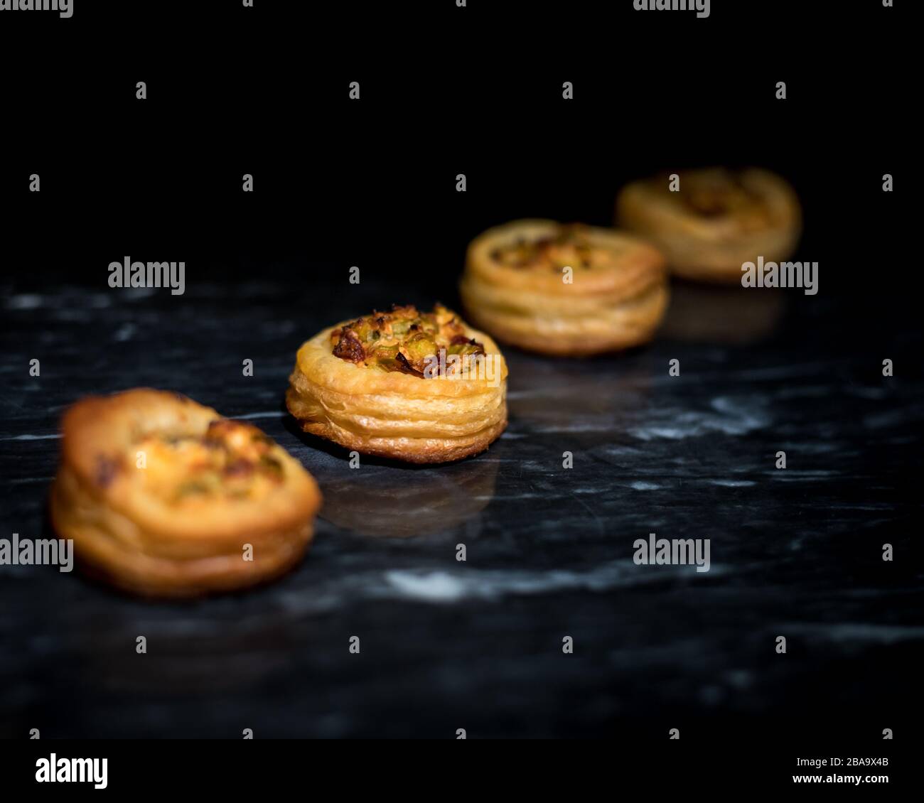 Mini-tartes au fromage de tomates séchées Banque D'Images