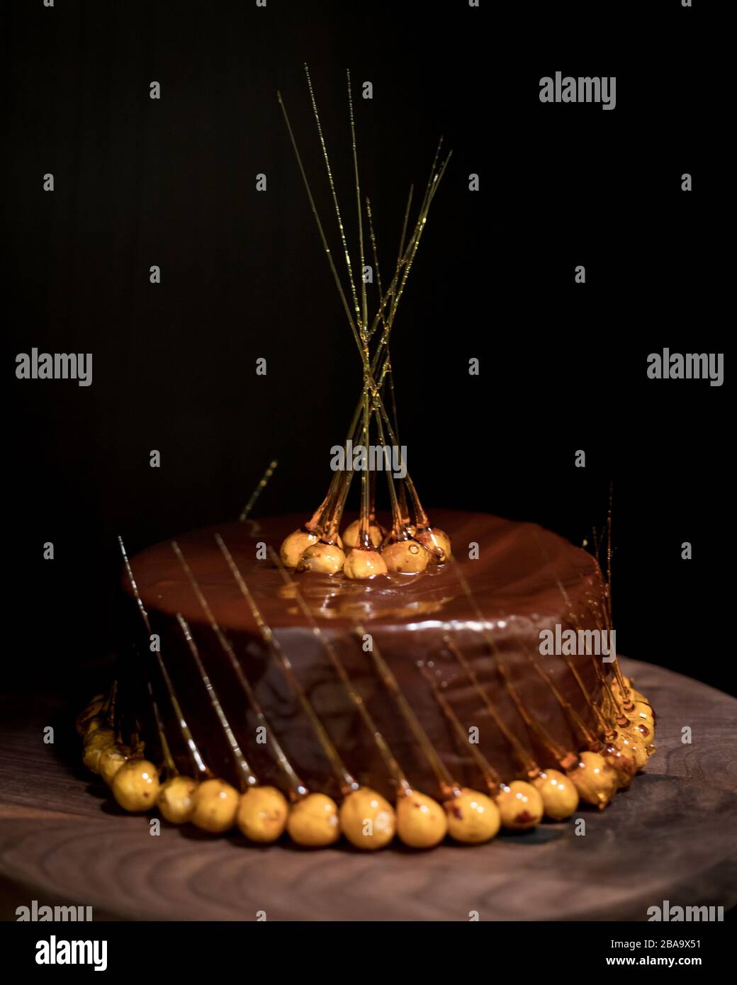 Brochettes De Noisettes Confites Sur Un Gateau Glace Au Miroir Au Chocolat Photo Stock Alamy