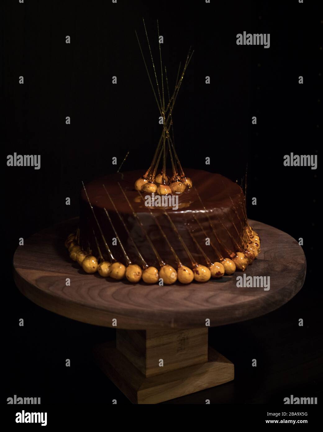 Brochettes De Noisettes Confites Sur Un Gateau Glace Au Miroir Au Chocolat Photo Stock Alamy