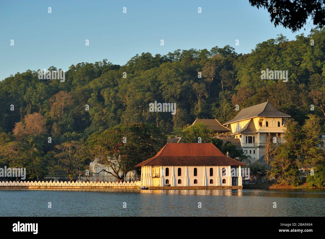 Sri Lanka, Kandy, Temple de la dent, vieux bain royal et lac Banque D'Images