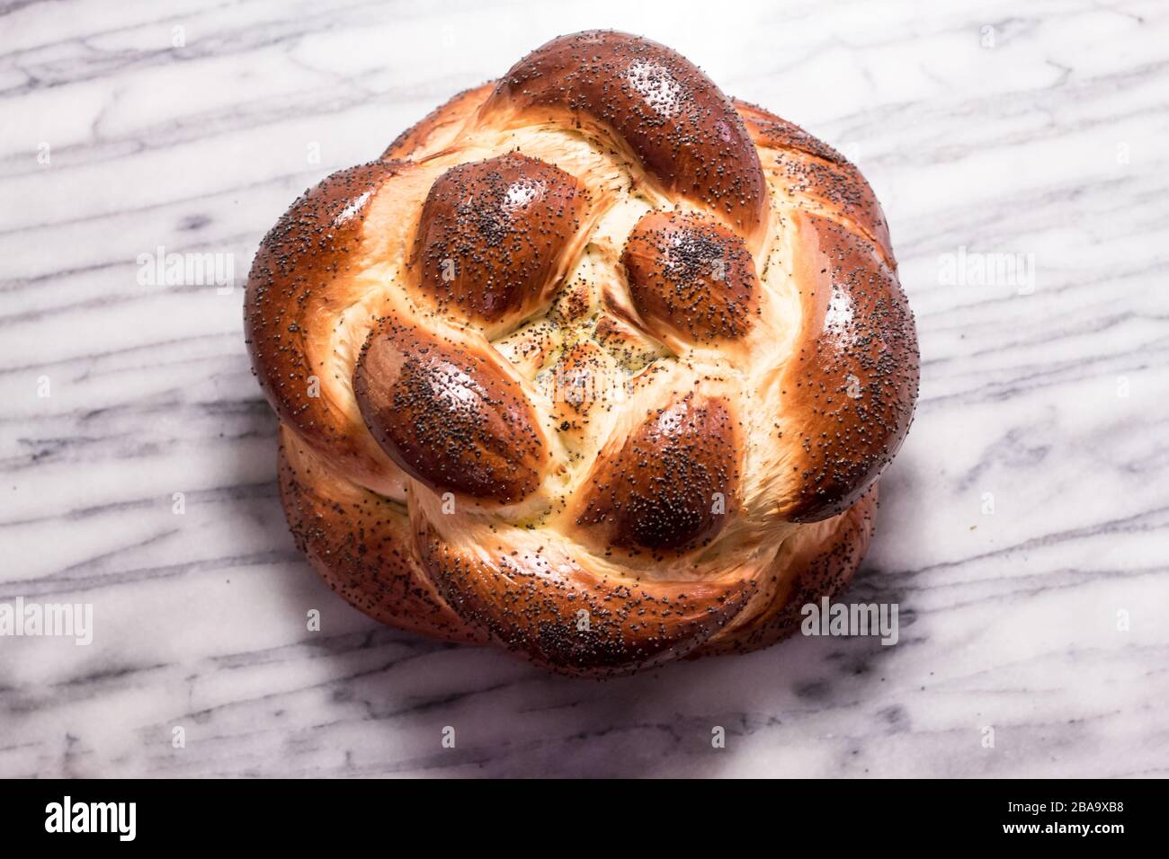 Pain de Challah rond tressé aux graines de pavot Banque D'Images