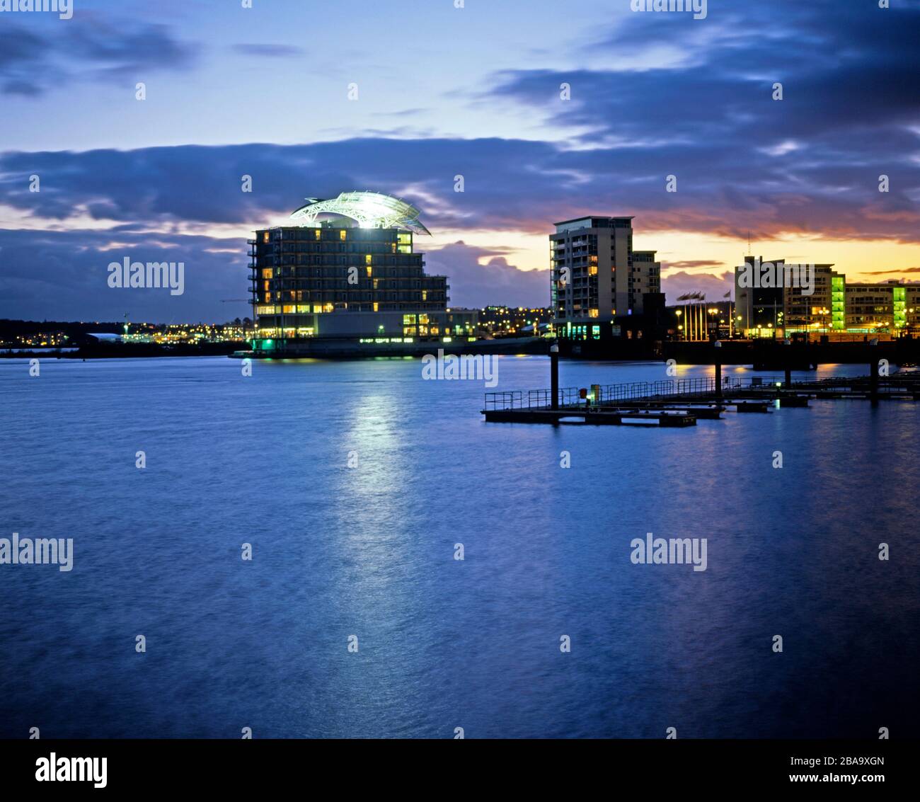 Vue en soirée sur la baie de Cardiff en direction de l'hôtel et du spa St David, Cardiff, Pays de Galles du Sud. Banque D'Images