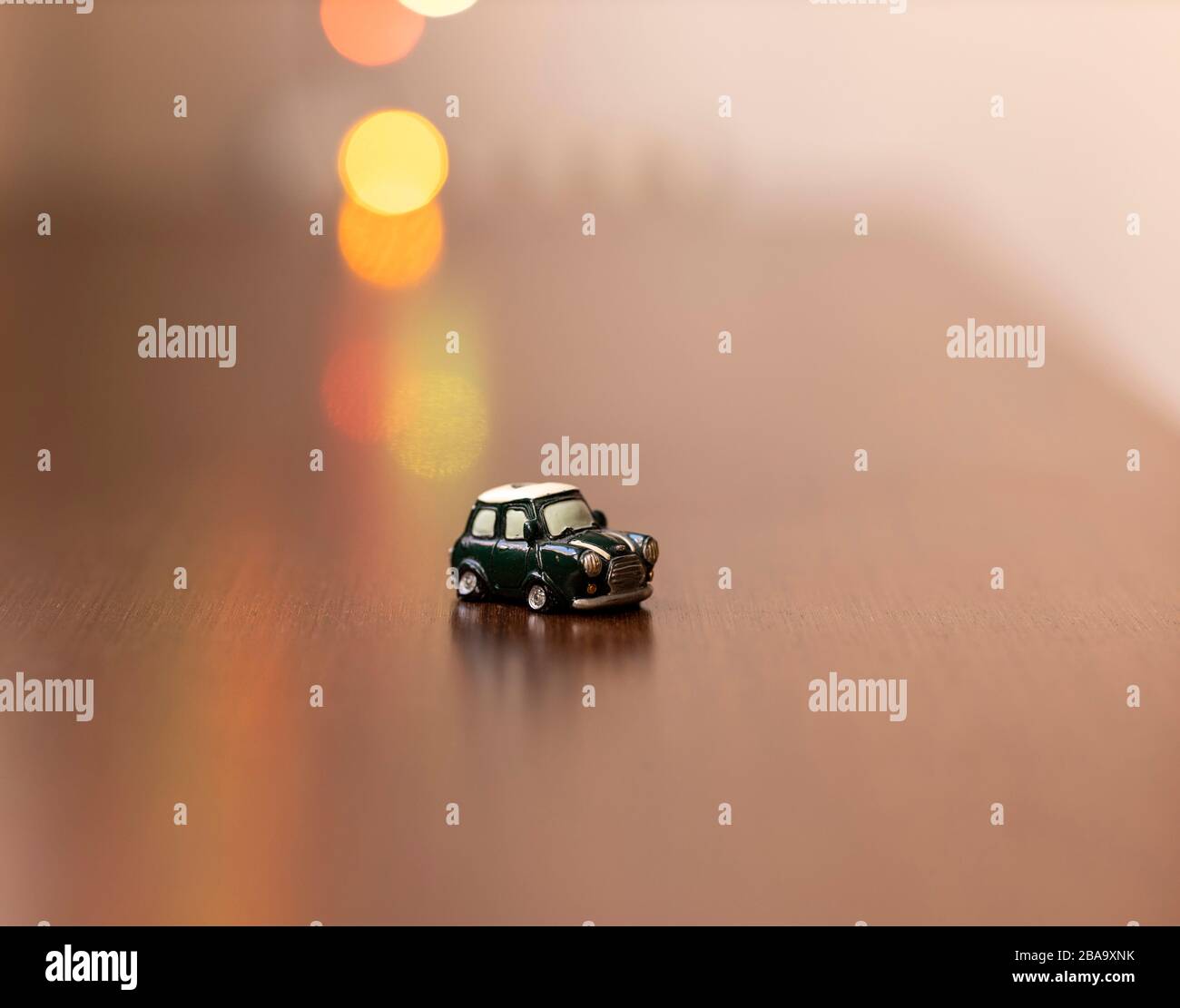 Voitures jouets avec rétro-éclairage dans tous leurs détails Banque D'Images
