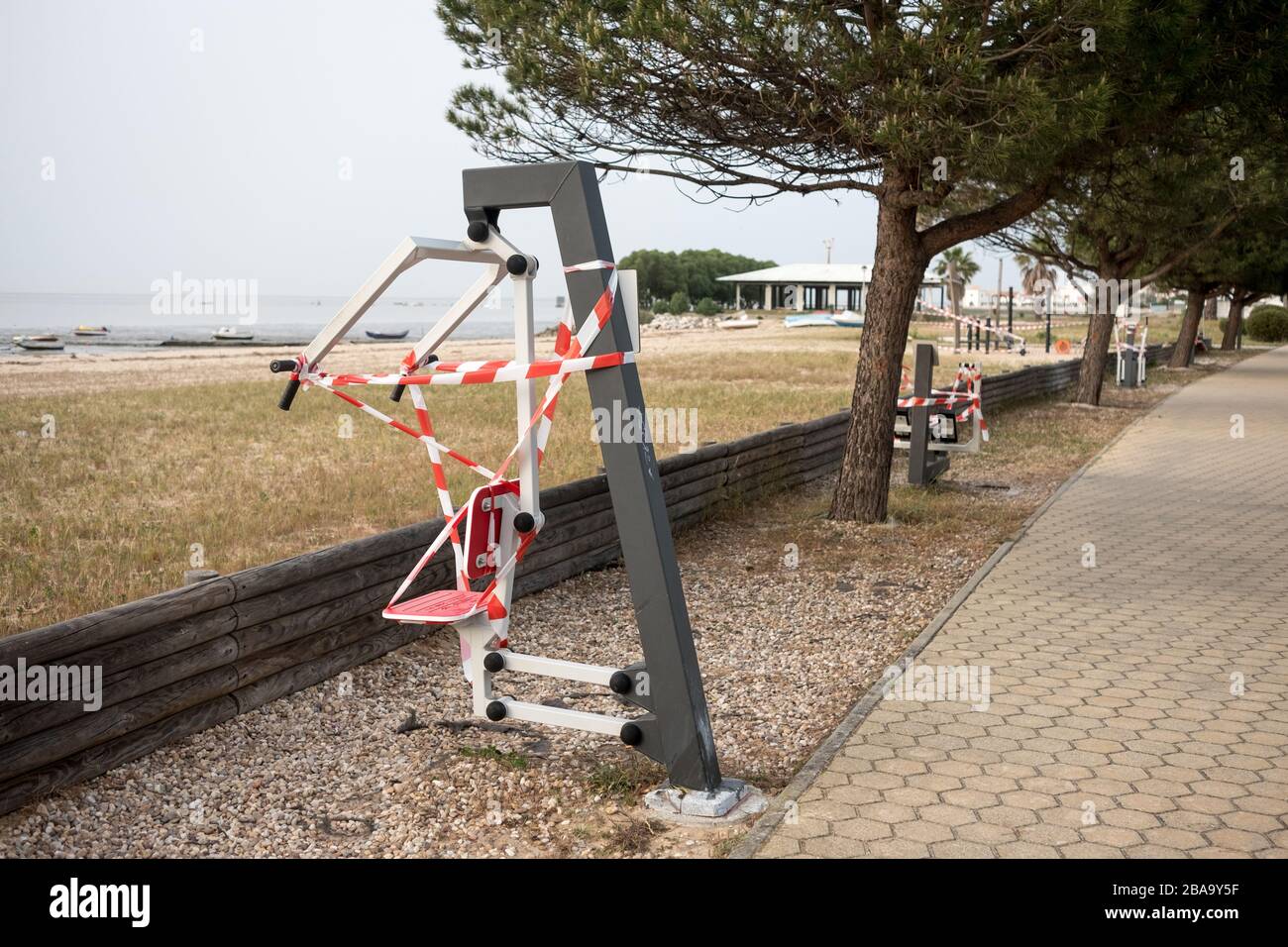 Ruban d'avertissement rouge et blanc marquant l'équipement de gym extérieur en raison de l'épidémie de Coronavirus, à Alcochete, un village près de Lisbonne, Portugal. Banque D'Images