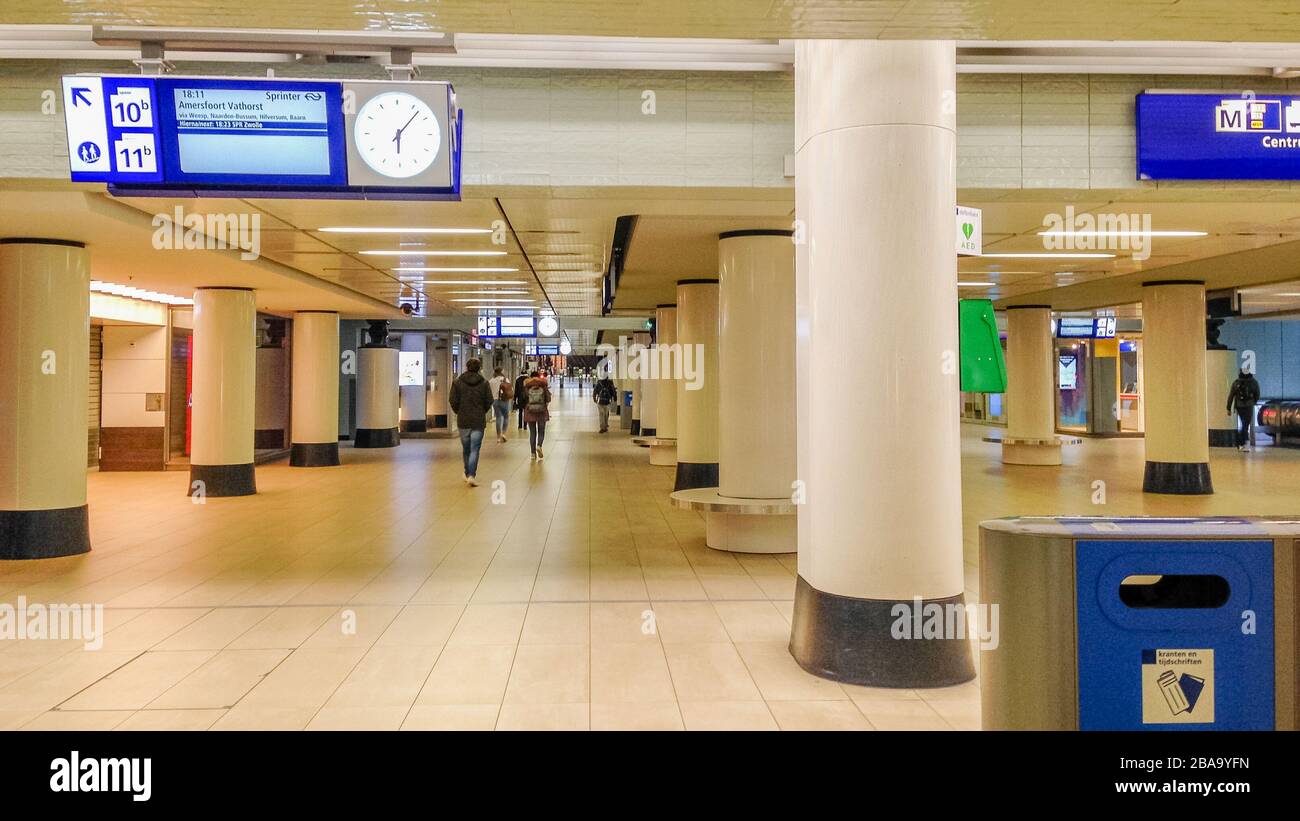 Amsterdam, Pays-Bas 25 mars 2020 : près de salles de gare vides à 18 h pendant l'heure de pointe. En raison du trafic ferroviaire limité et de règles plus strictes du gouvernement néerlandais dans la lutte contre la crise corvid-19. Banque D'Images