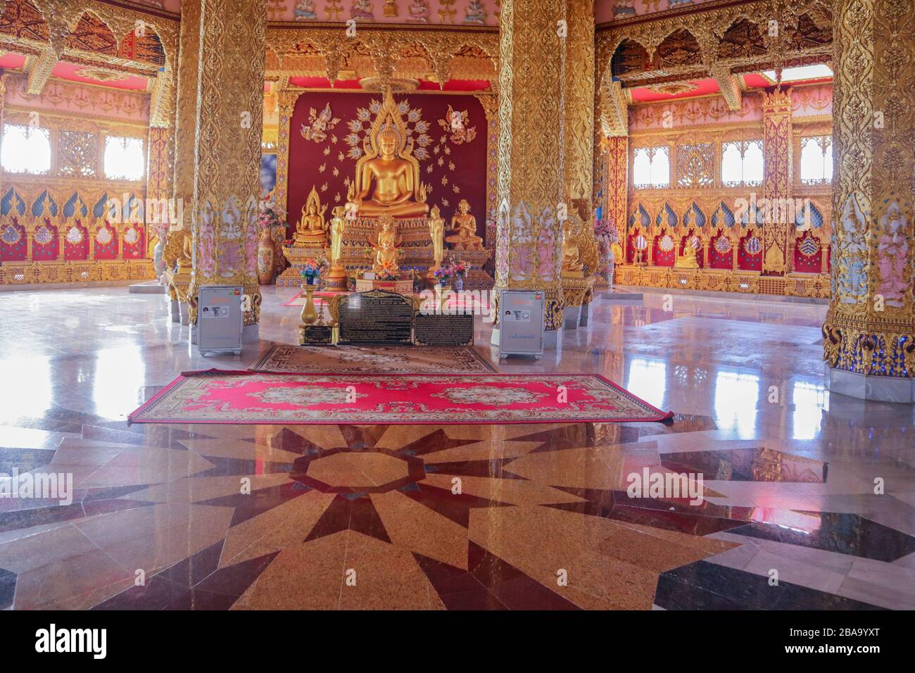Statue dorée de Bouddha dans un temple bouddhiste Banque D'Images
