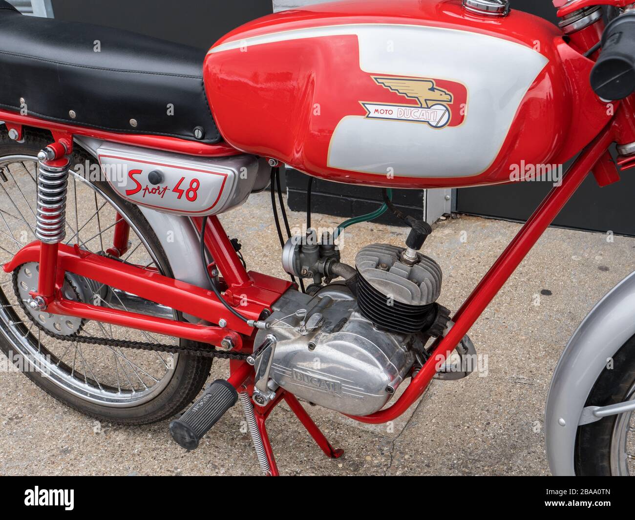 Moto Ducati 48 Sport Motorcycle, circuit de course Silverstone, Towcester, Northamptonshire, Royaume-Uni Banque D'Images