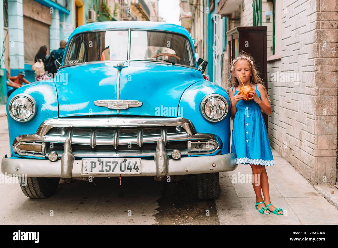 Adorable Petite Fille Dans La Rue Avec Une Voiture Americaine Classique Vintage Dans La Vieille Havane Sur Cuba Photo Stock Alamy Adorable Petite Fille Dans La Rue Avec Une Voiture Americaine Classique Vintage Dans La Vieille Havane Sur Cuba Photo Stock Alamy