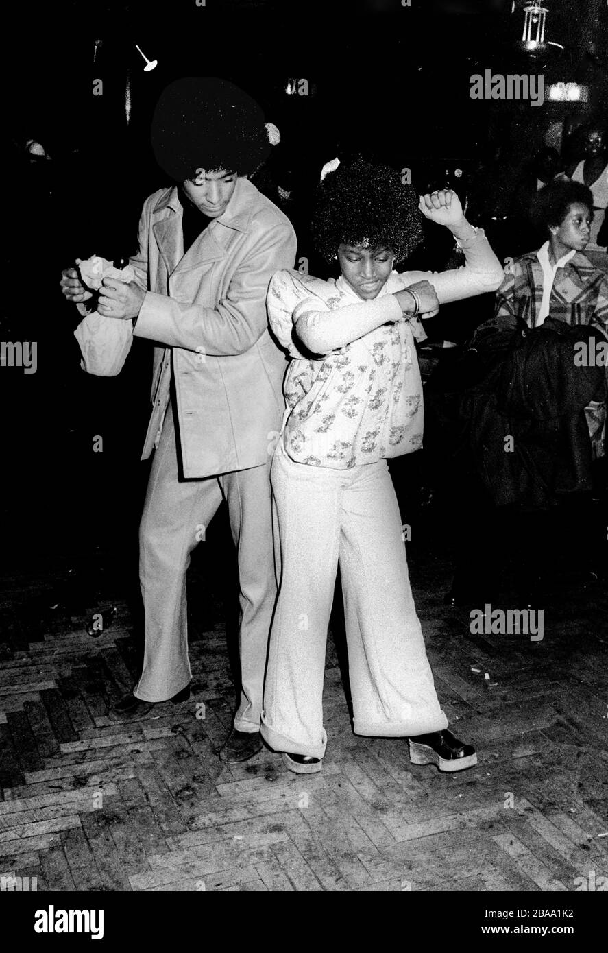 Couple dansant homme tenant la bouteille dans un sac New York soul club danse 1970 Afro-américain mode 1973 Banque D'Images
