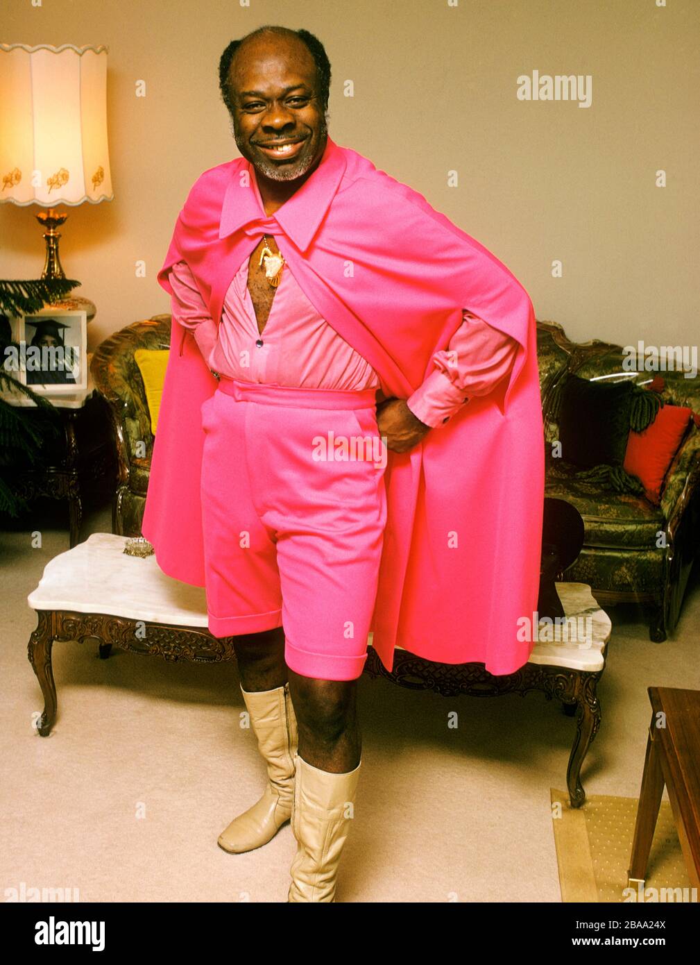 Rufus Thomas à la maison à Memphis portant sa tenue du Watt Stax concert 1973 Banque D'Images