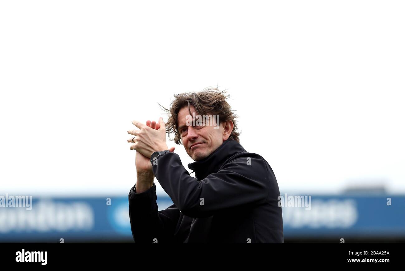 Thomas Frank, directeur de Brentford, applaudit les fans après le match Banque D'Images
