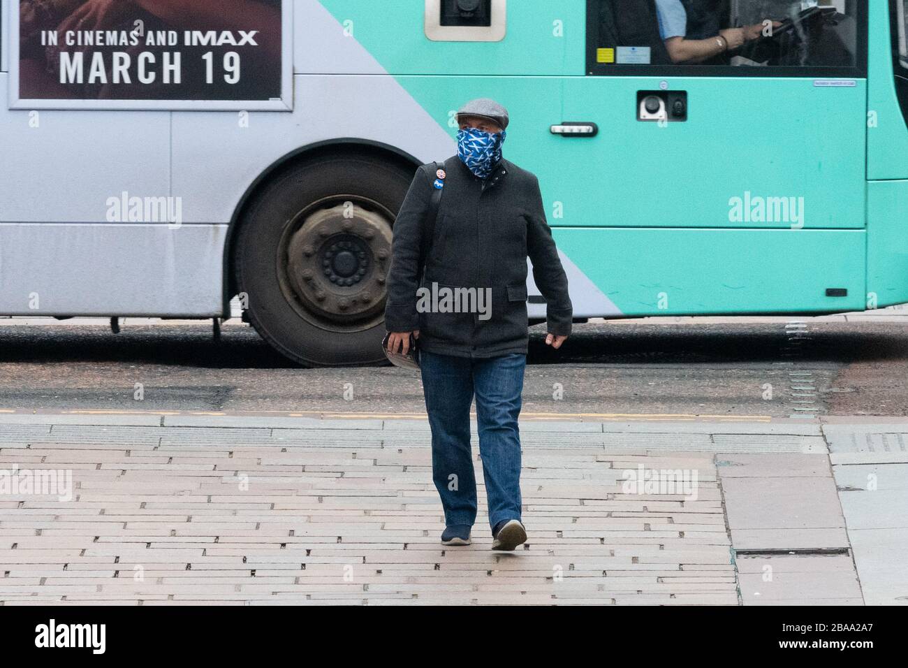 Glasgow, Écosse, Royaume-Uni. 26 mars 2020. Coronavirus a verrouillé Glasgow, Ecosse: Un homme avec l'indépendance écossaise protection du visage traverse un centre-ville très calme de Glasgow crédit: Kay Roxby/Alay Live News Banque D'Images