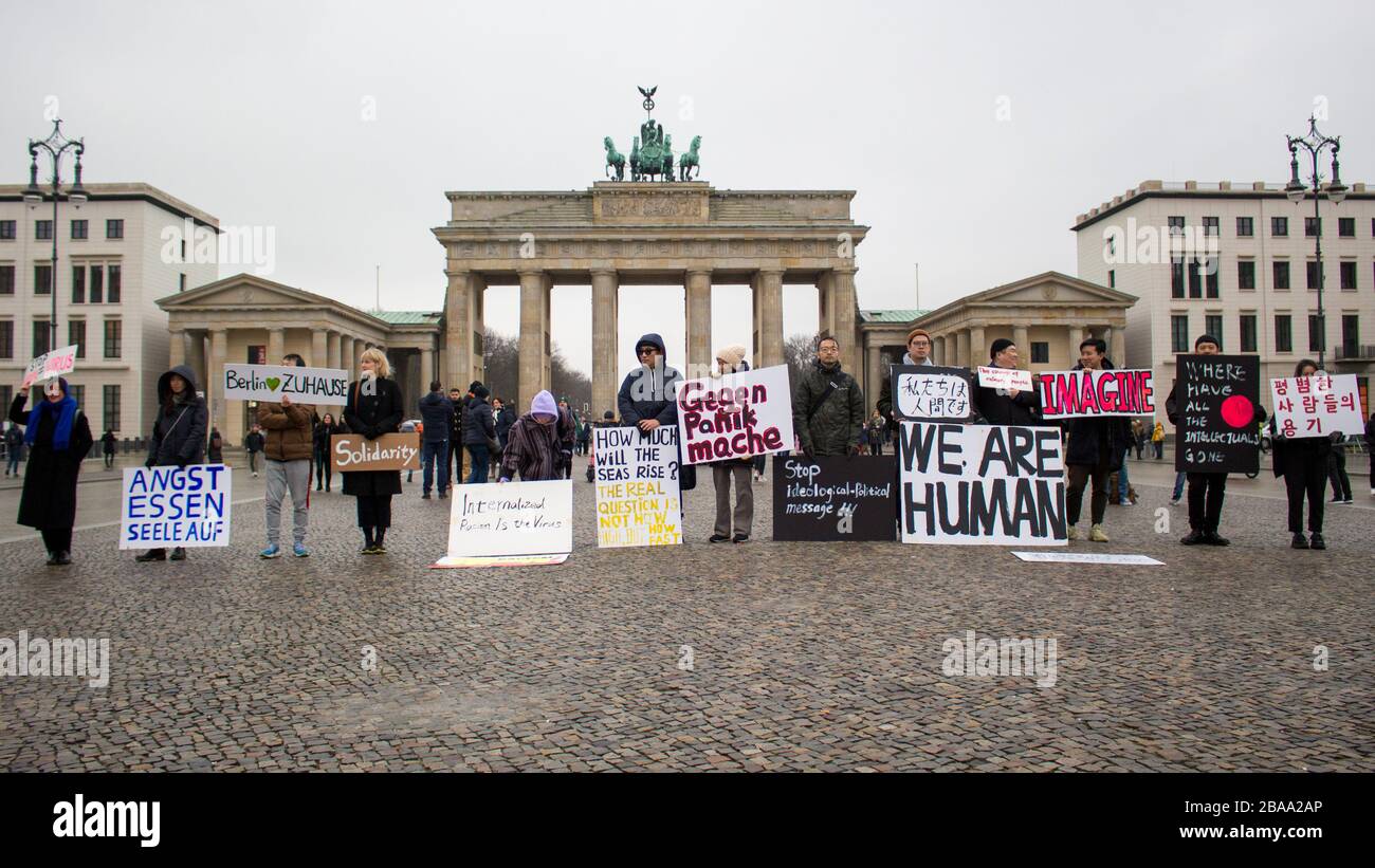 Une manifestation à l'ombre de la porte de Brandebourg de Berlin attire l'attention sur la xénophobie chinoise à la suite de l'épidémie de coronavirus. Banque D'Images
