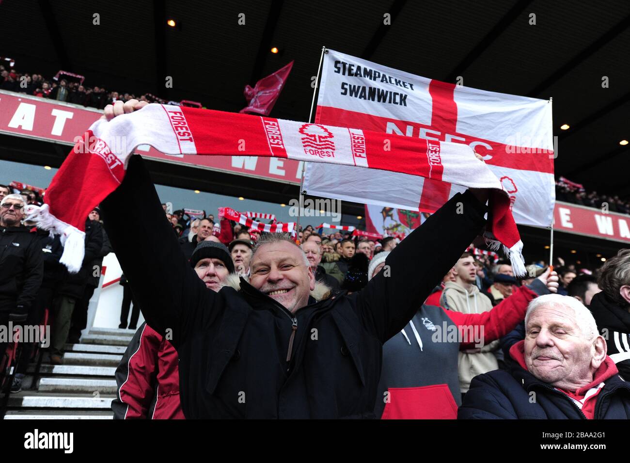 Un fan de Nottingham Forest montre le soutien de son équipe dans les stands Banque D'Images