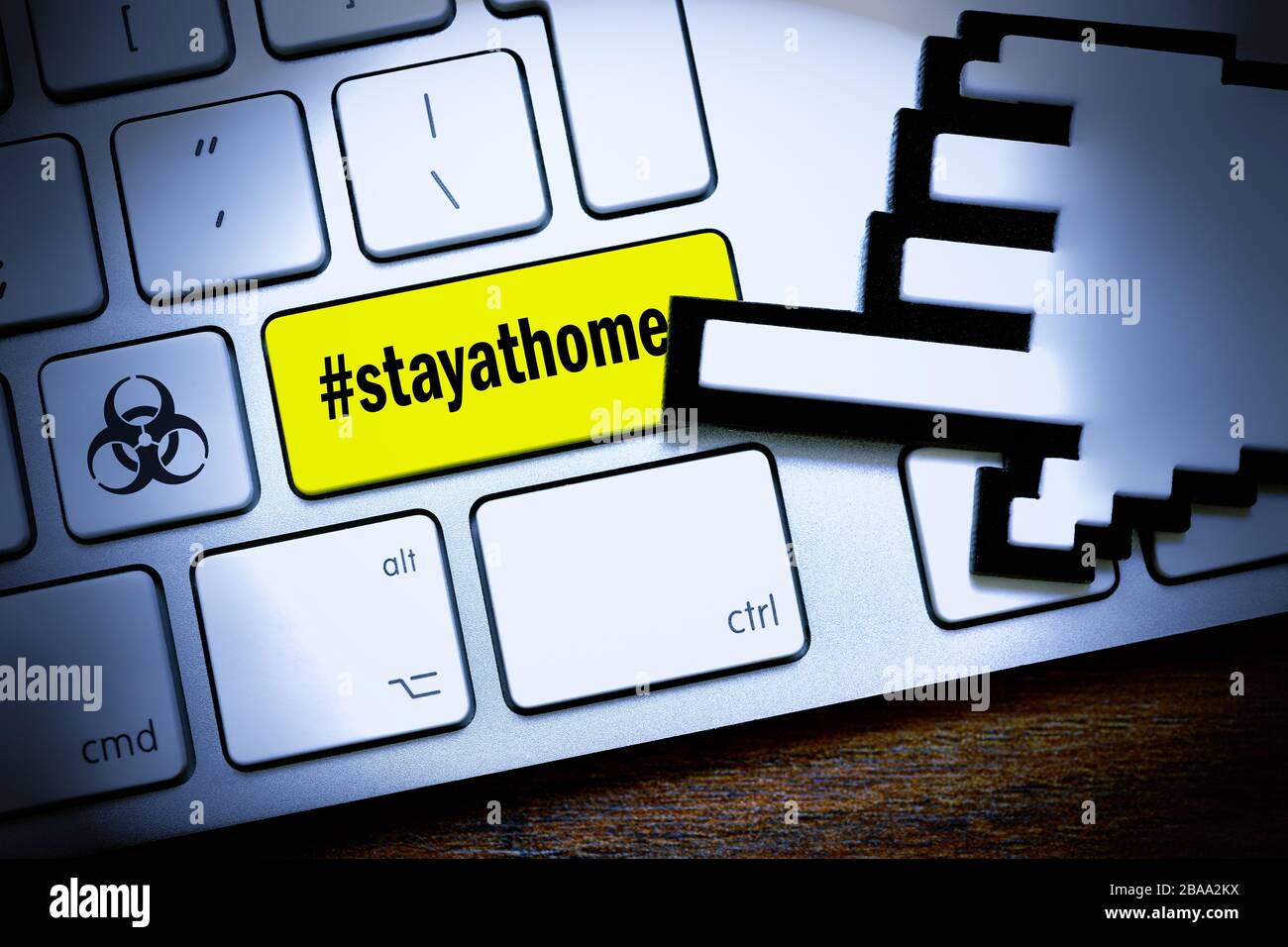 PHOTOMONTAGE, clé informatique avec le signe de danger Hashtag #stayathome et biologie, FOTOMONTAGE, ComputerTaste mit dem Hashtag #stayathome und Biogefährd Banque D'Images