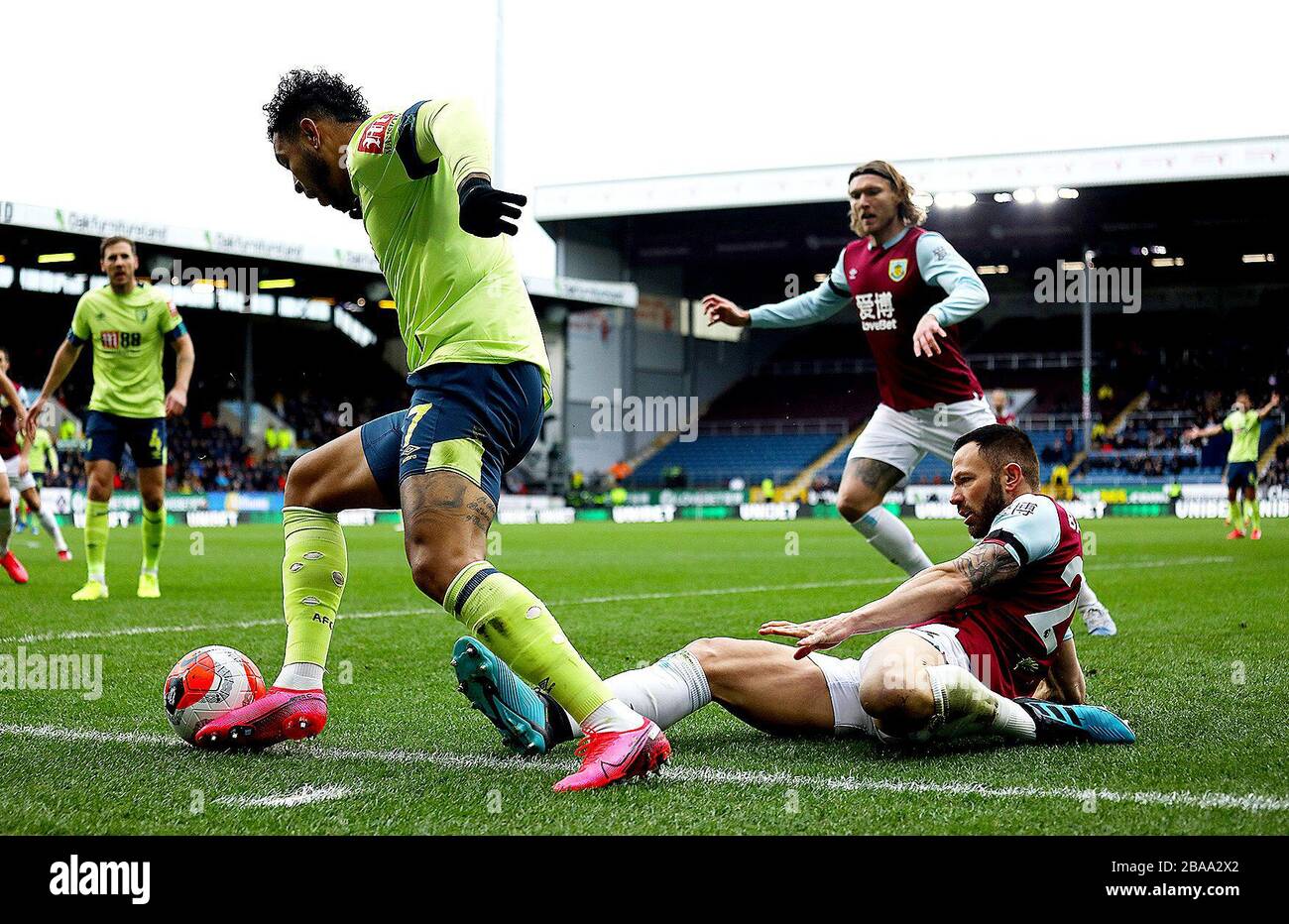 Phillip Bardsley de Burnley (à droite) tente de s'attaquer au Joshua King de l'AFC Bournemouth Banque D'Images