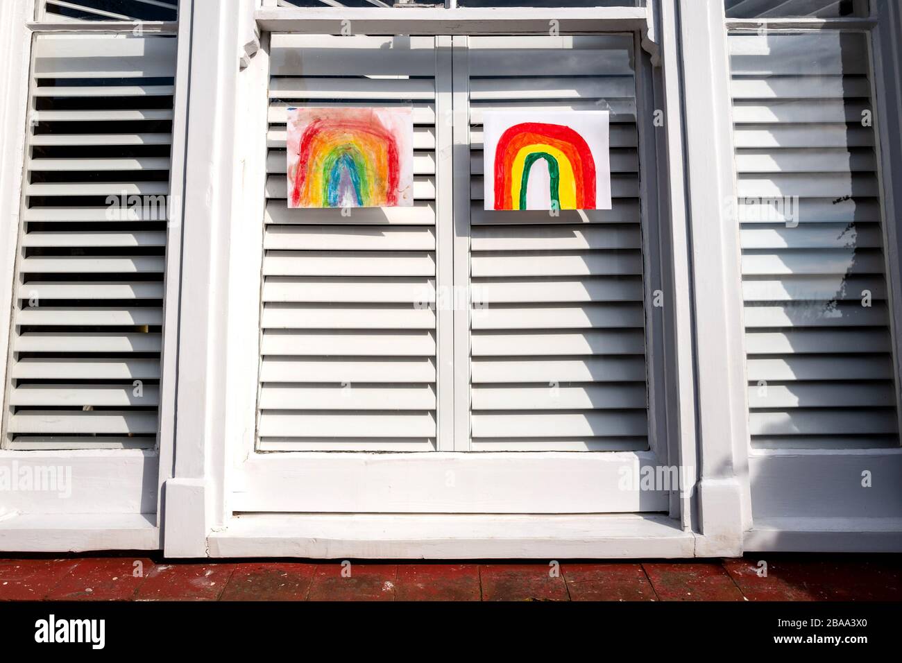 Brighton, Royaume-Uni, 26 mars 2020: Des photos d'arcs-en-ciel ont commencé à sonner dans des fenêtres, y compris dans ce quartier de Brighton, après la fermeture des écoles en réponse à l'épidémie de coronavirus. Des centaines d'écoles encouragent les élèves à mettre des peintures pour "faire de l'espoir" après qu'une tendance a commencé en ligne. Banque D'Images