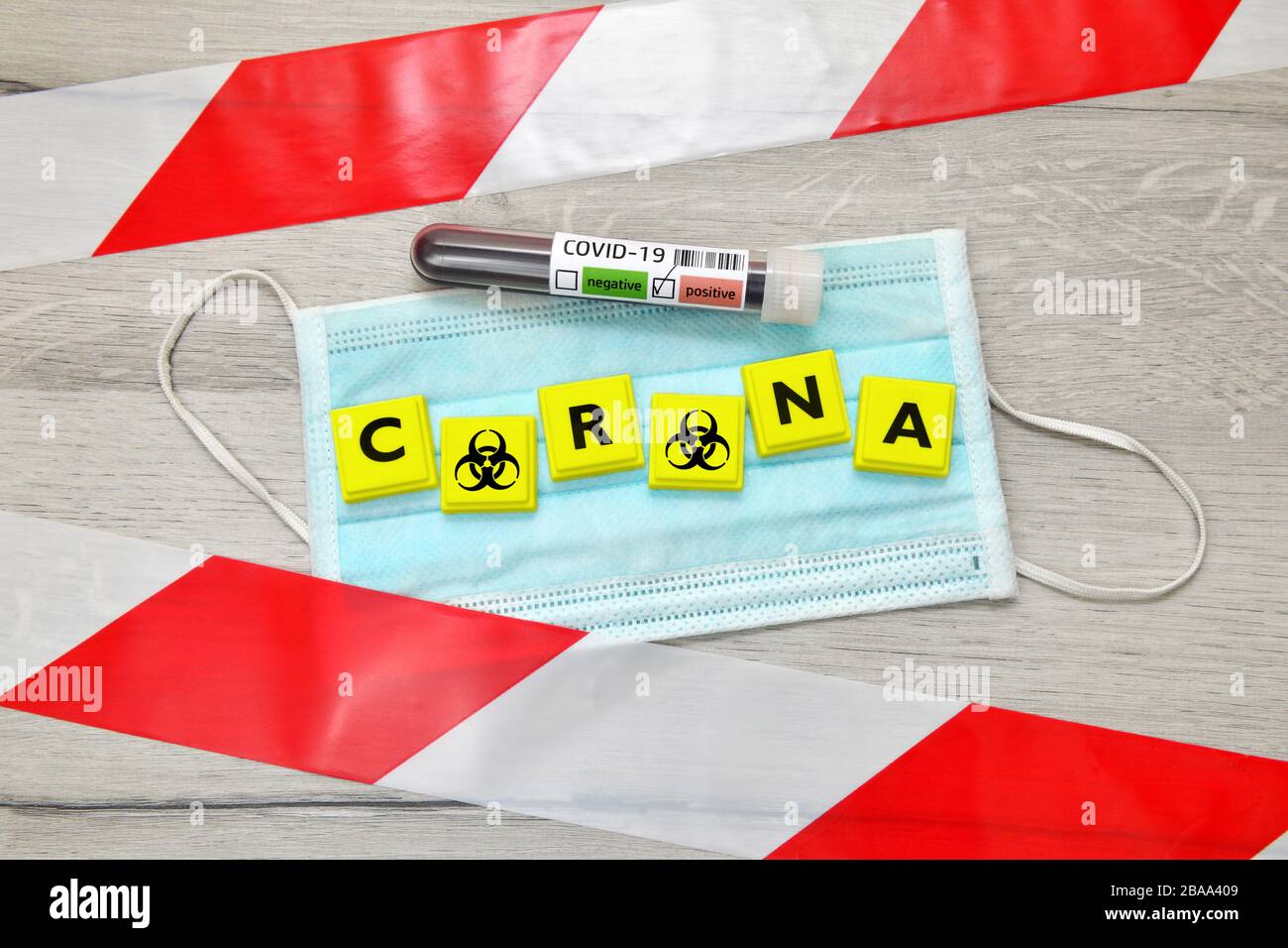 Corona AVC avec signe de danger biologique, Covid 19 tests sanguins sur masque et bande d'arrêt, photo symbolique Coronavirus, Corona-Schriftzug mit Biogefährdungsze Banque D'Images