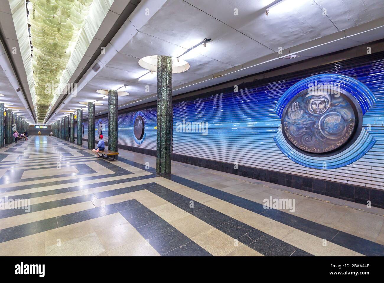 La station de métro Kosmonavtlar est décorée dans un programme spatial à Tachkent, en Ouzbékistan. Nom de la station de métro Cosmonaut écrit en cyrillique de l'époque soviétique. Banque D'Images