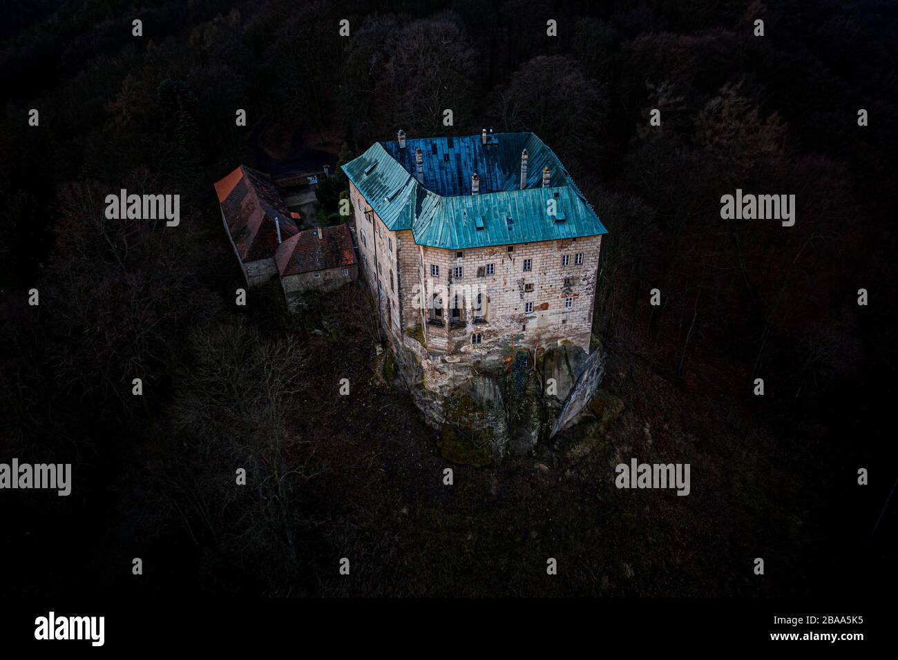 Le château de Houska est un château gothique ancien. C'est l'un des châteaux les mieux conservés de l'époque. Les caractéristiques notables incluent une chapelle principalement gothique Banque D'Images