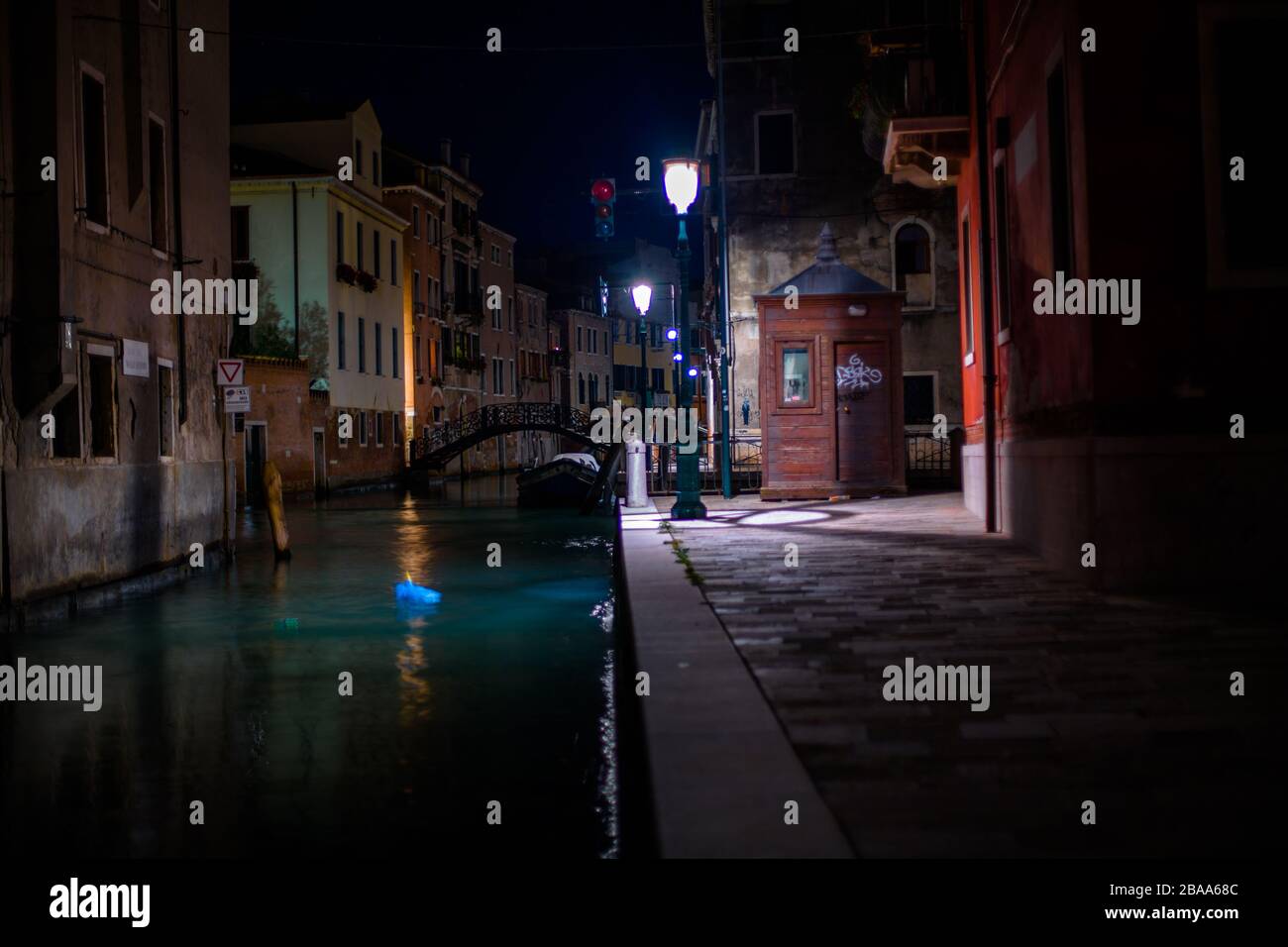 Venise la nuit, les rues vides et les magasins fermés au moment du verrouillage et de la quarantaine, Venise, Italie. Banque D'Images