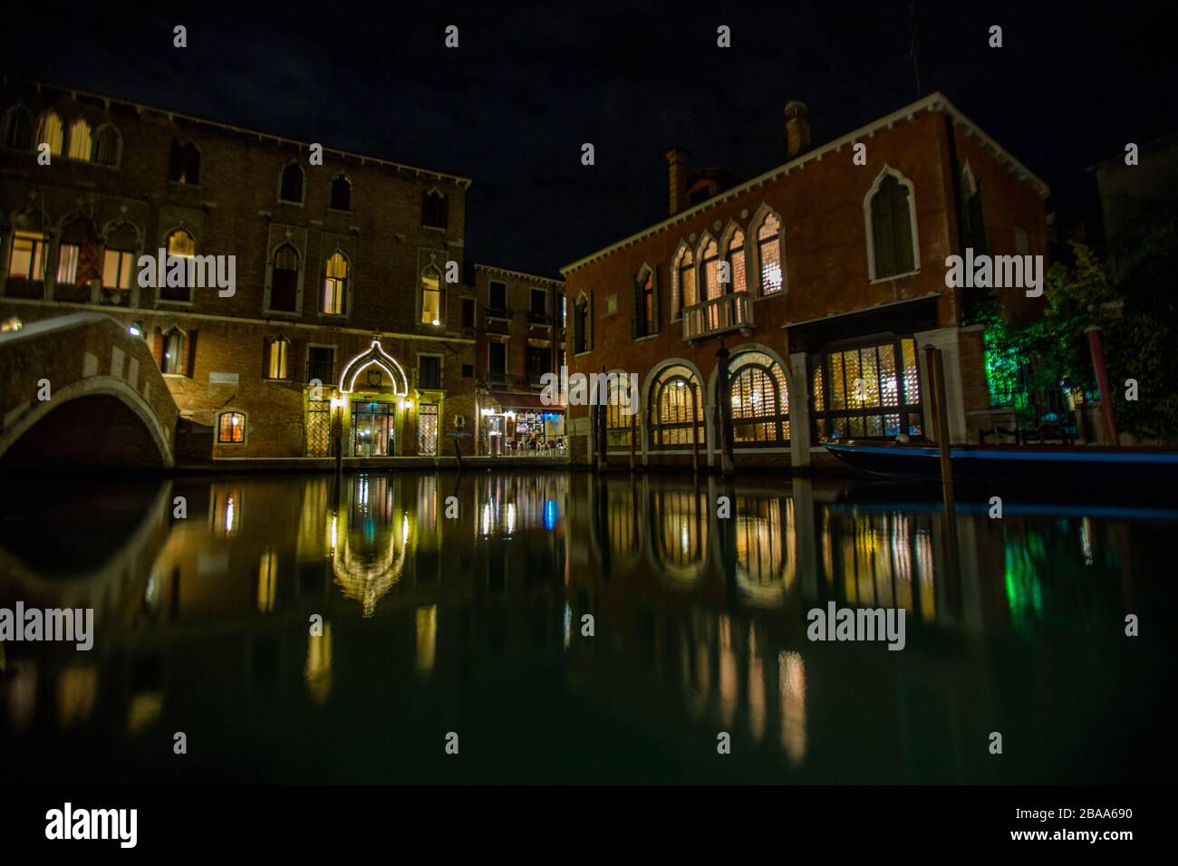 Venise la nuit, les rues vides et les magasins fermés au moment du verrouillage et de la quarantaine, Venise, Italie. Banque D'Images
