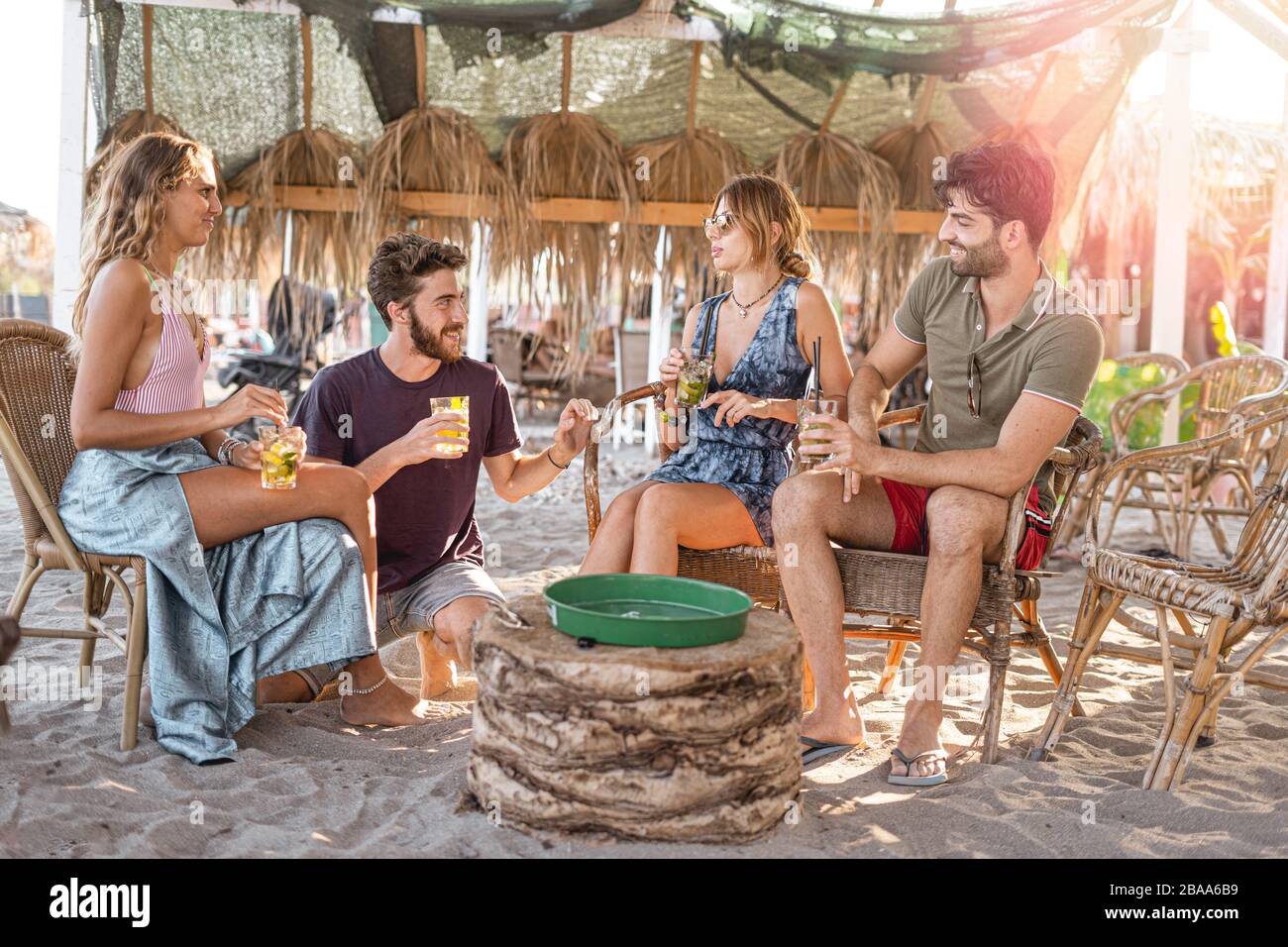 Joyeux groupe d'amis s'amuser à la plage prendre un cocktail au coucher du soleil - joie d'été et concept d'amitié avec les jeunes en vacances - soleil chaud Banque D'Images