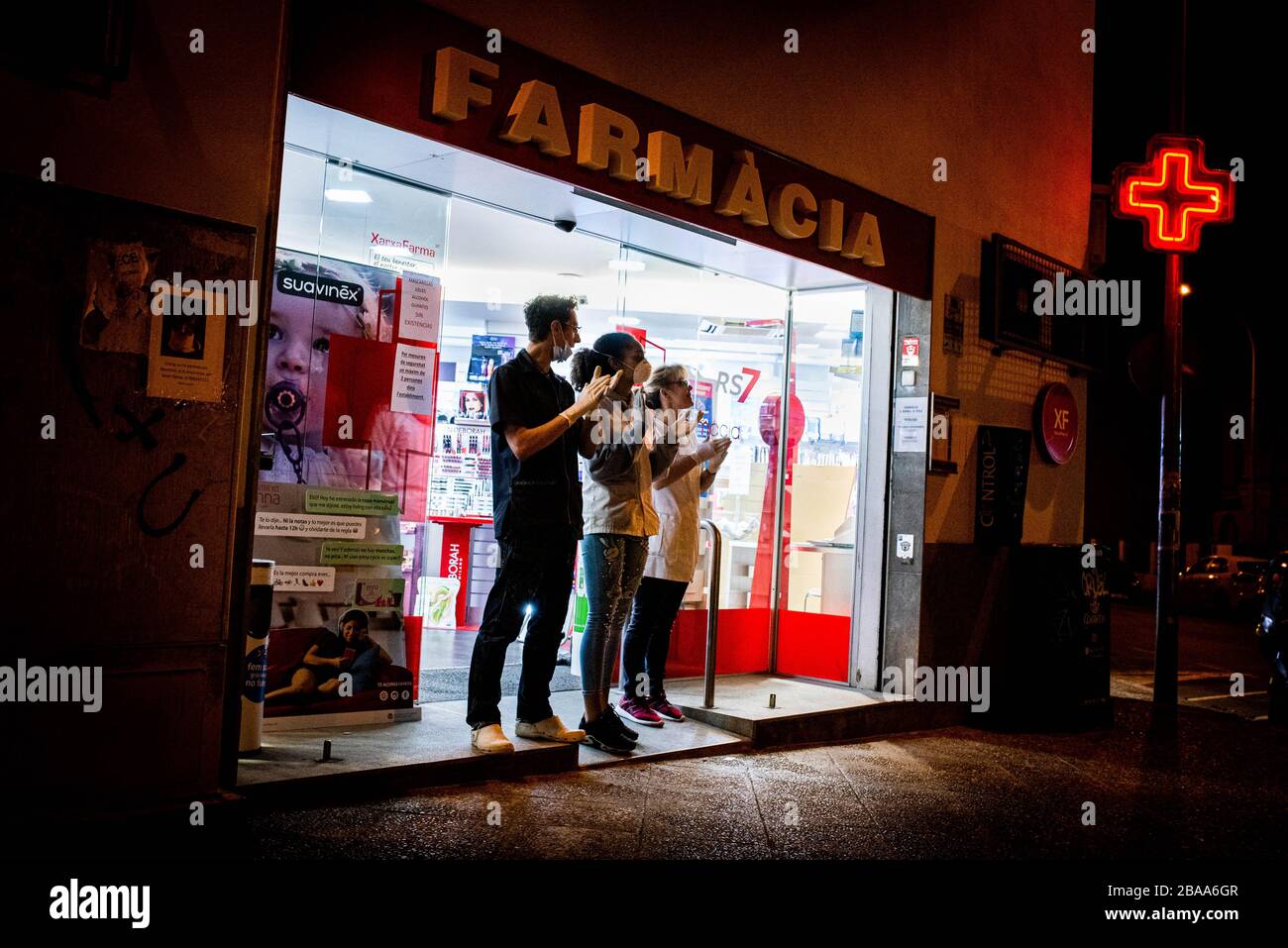 Barcelone, Espagne. 18 mars 2020. Les gens ont été applaudis à l'équipe médicale pour leur travail acharné et leur affection. En Espagne, le 18 mars 2020. Tous les soirs en Espagne à 20h, les gens vont à leur balcon pour clater leurs mains et montrer leur affection pour le travail acharné qu'ils font. (Photo de Adrià Salido Zarco/INA photo Agency/Sipa USA) crédit: SIPA USA/Alay Live News Banque D'Images