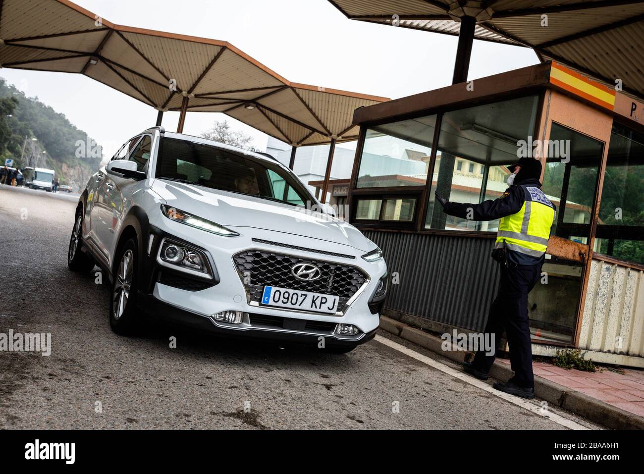 Barcelone, Espagne. 17 mars 2020. Les officiers sont vus surveiller la frontière de l'Espagne et de la France. Au Perthus, en France, le 17 mars 2020. (Photo de Adrià Salido Zarco/INA photo Agency/Sipa USA) crédit: SIPA USA/Alay Live News Banque D'Images
