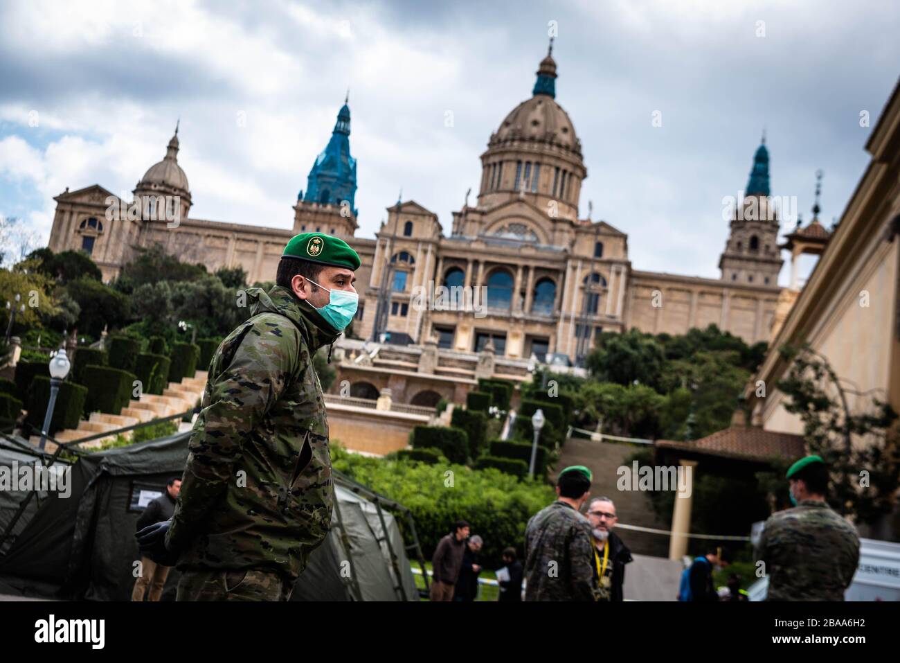 Barcelone, Espagne. 25 mars 2020. Les officiers ont vu des gardes devant Fira pour les sans-abri à Barcelone, ??Espagne, le 25 mars 2020. L'Espagne est l'un des pays les plus touchés par l'épidémie de Coronavirus (Covid-19). (Photo de Adrià Salido Zarco/INA photo Agency/Sipa USA) crédit: SIPA USA/Alay Live News Banque D'Images