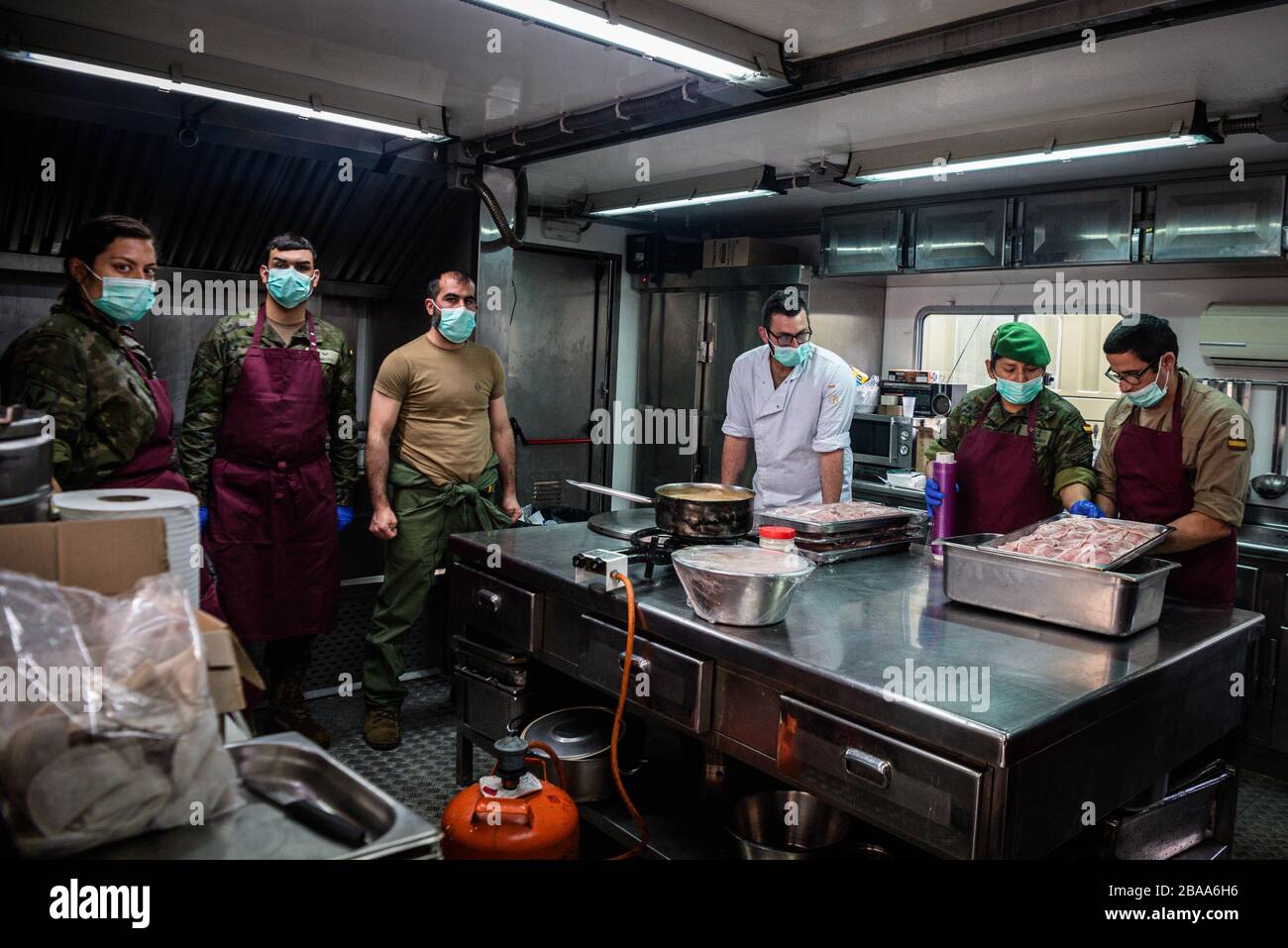 Barcelone, Espagne. 25 mars 2020. Les officiers préparent la nourriture dans la cuisine de Fira pour les sans-abri à Barcelone, ??Espagne, le 25 mars 2020. L'Espagne est l'un des pays les plus touchés par l'épidémie de Coronavirus (Covid-19). (Photo de Adrià Salido Zarco/INA photo Agency/Sipa USA) crédit: SIPA USA/Alay Live News Banque D'Images