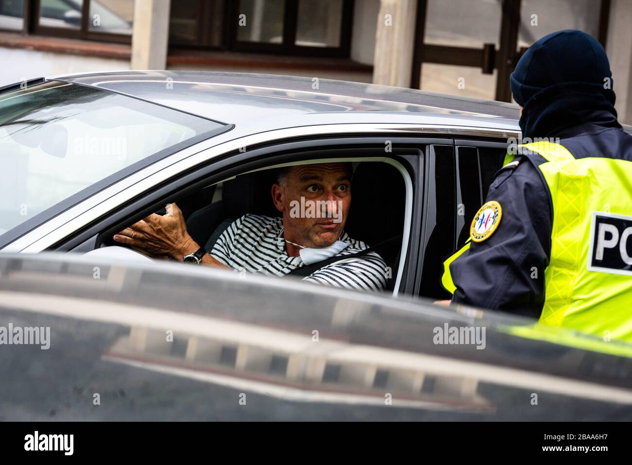 Barcelone, Espagne. 17 mars 2020. Les officiers sont vus surveiller la frontière de l'Espagne et de la France. Au Perthus, en France, le 17 mars 2020. (Photo de Adrià Salido Zarco/INA photo Agency/Sipa USA) crédit: SIPA USA/Alay Live News Banque D'Images