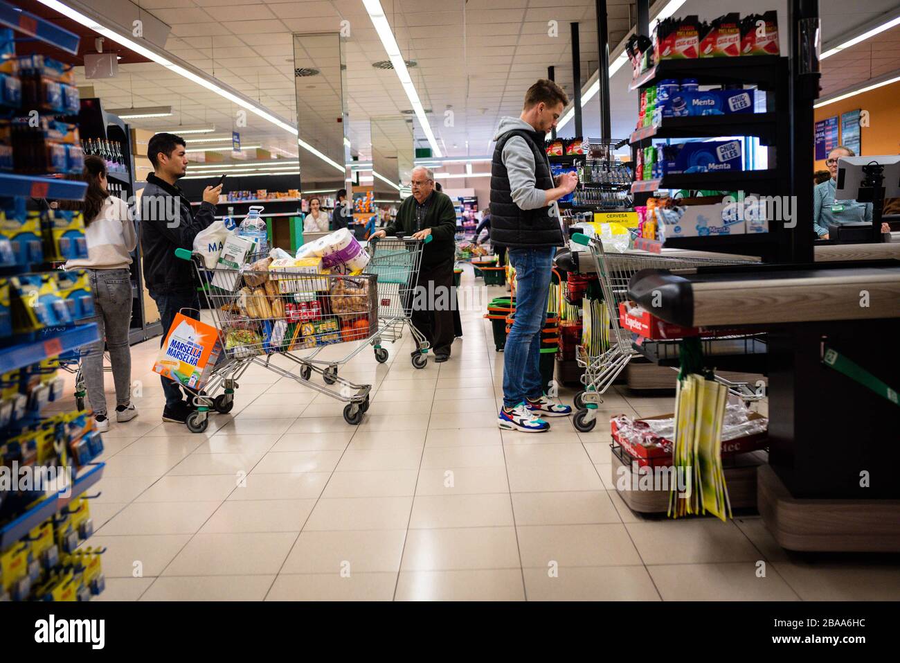 Barcelone, Espagne. 12 mars 2020. Un Shopper en Espagne a beaucoup vu faire des achats le 12 mars 2020. L'épidémie de coronavirus a déclenché des achats de panique en Europe, mais le gouvernement prend des mesures pour calmer les citoyens inquiets. (Photo de Adrià Salido Zarco/INA photo Agency/Sipa USA) crédit: SIPA USA/Alay Live News Banque D'Images