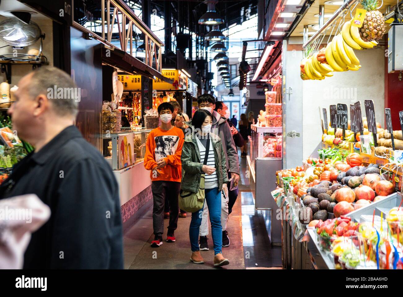 Barcelone, Espagne. 11 mars 2020. Les gens portant un masque de visage dans un supermarché à Barcelone, ??Espagne le 19 mars 2020. L'Espagne est l'un des pays les plus touchés par l'épidémie de Coronavirus (Covid-19). (Photo de Adrià Salido Zarco/INA photo Agency/Sipa USA) crédit: SIPA USA/Alay Live News Banque D'Images